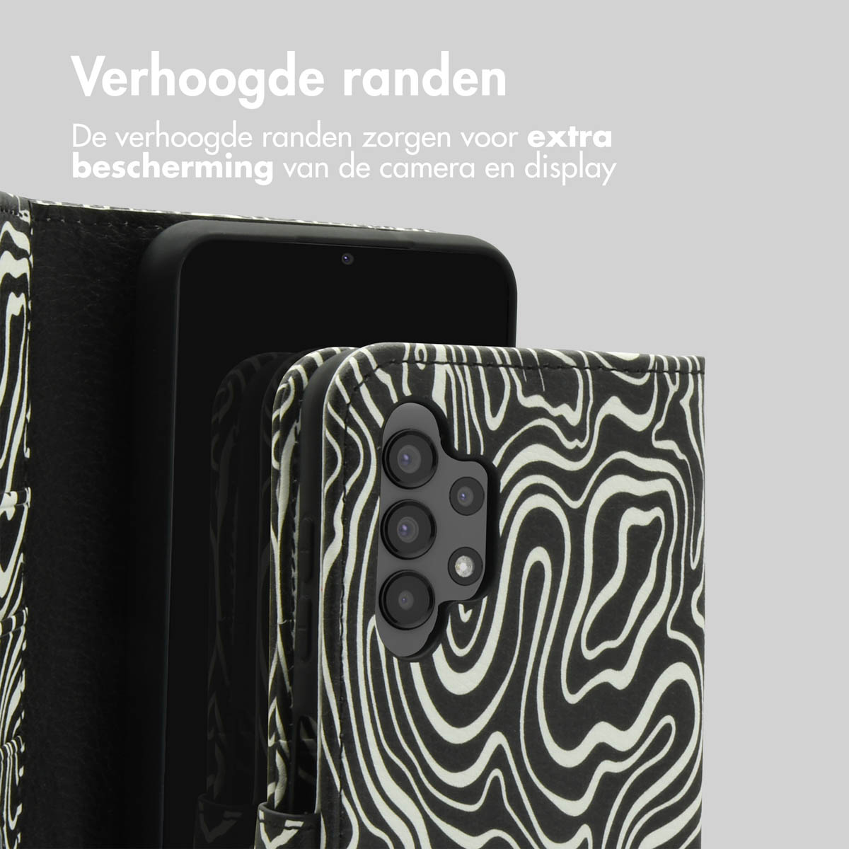 Coque de téléphone avec motif tourbillon noir et blanc. Téléphone à l'intérieur. Texte : « Les bords surélevés protègent l’appareil photo ».