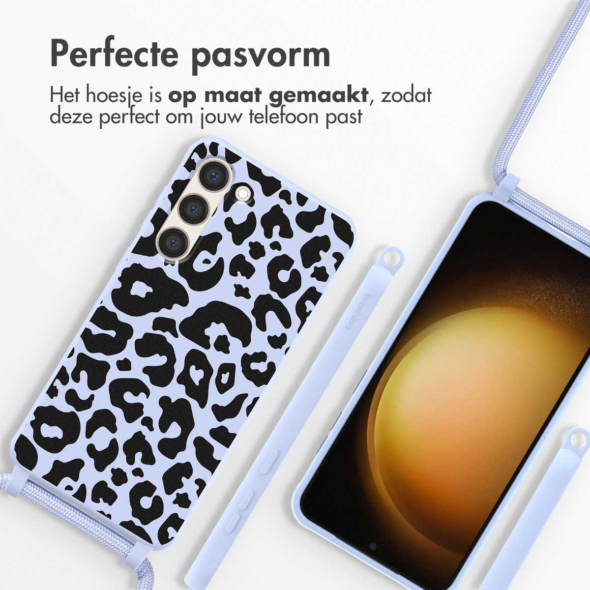 Een telefoon met een luipaardprint hoesje, gecombineerd met een bijpassende stylus en koord in lichtblauw.