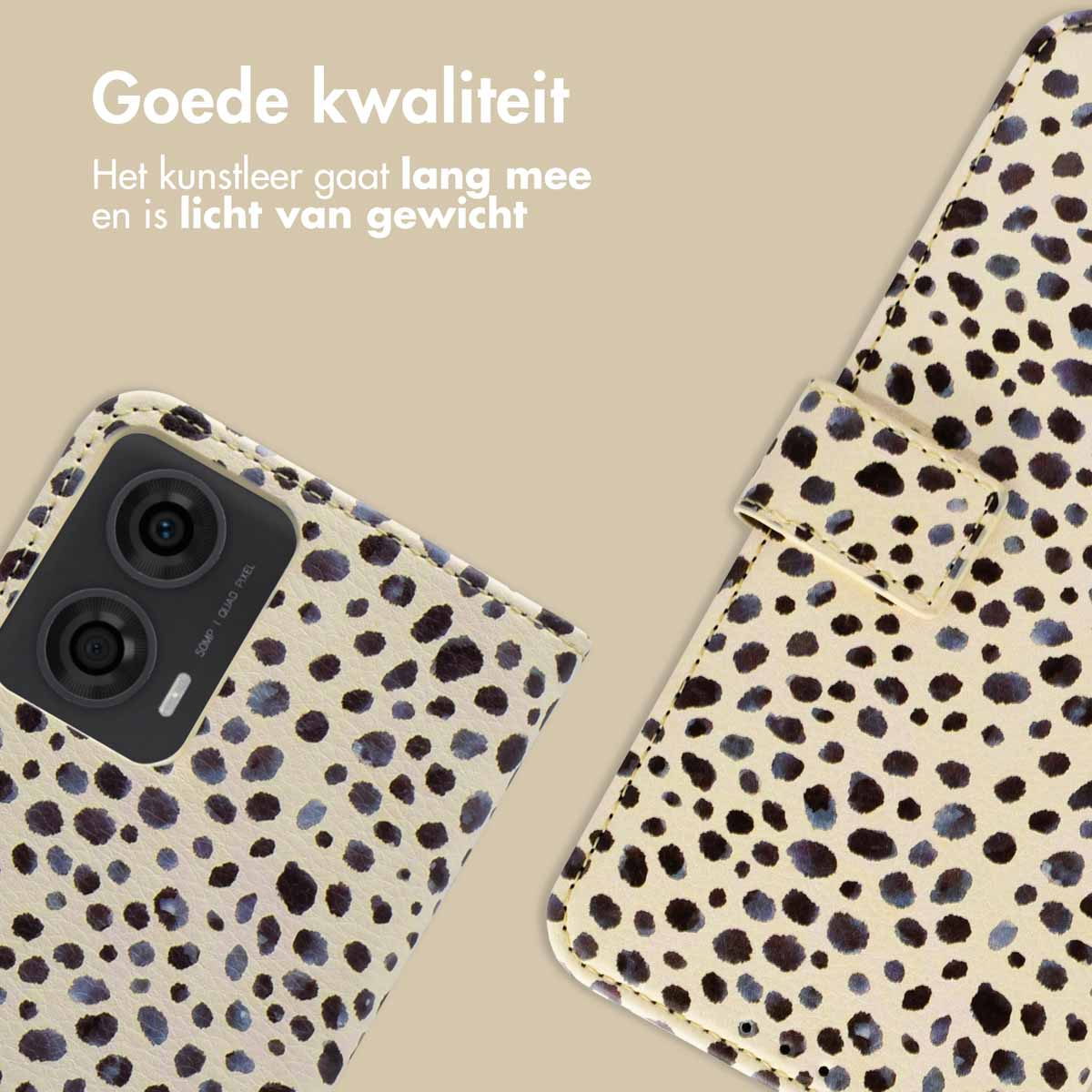 Telefoonhoes met luipaardprint. Opengeklapt om de telefoon en camera te onthullen.
