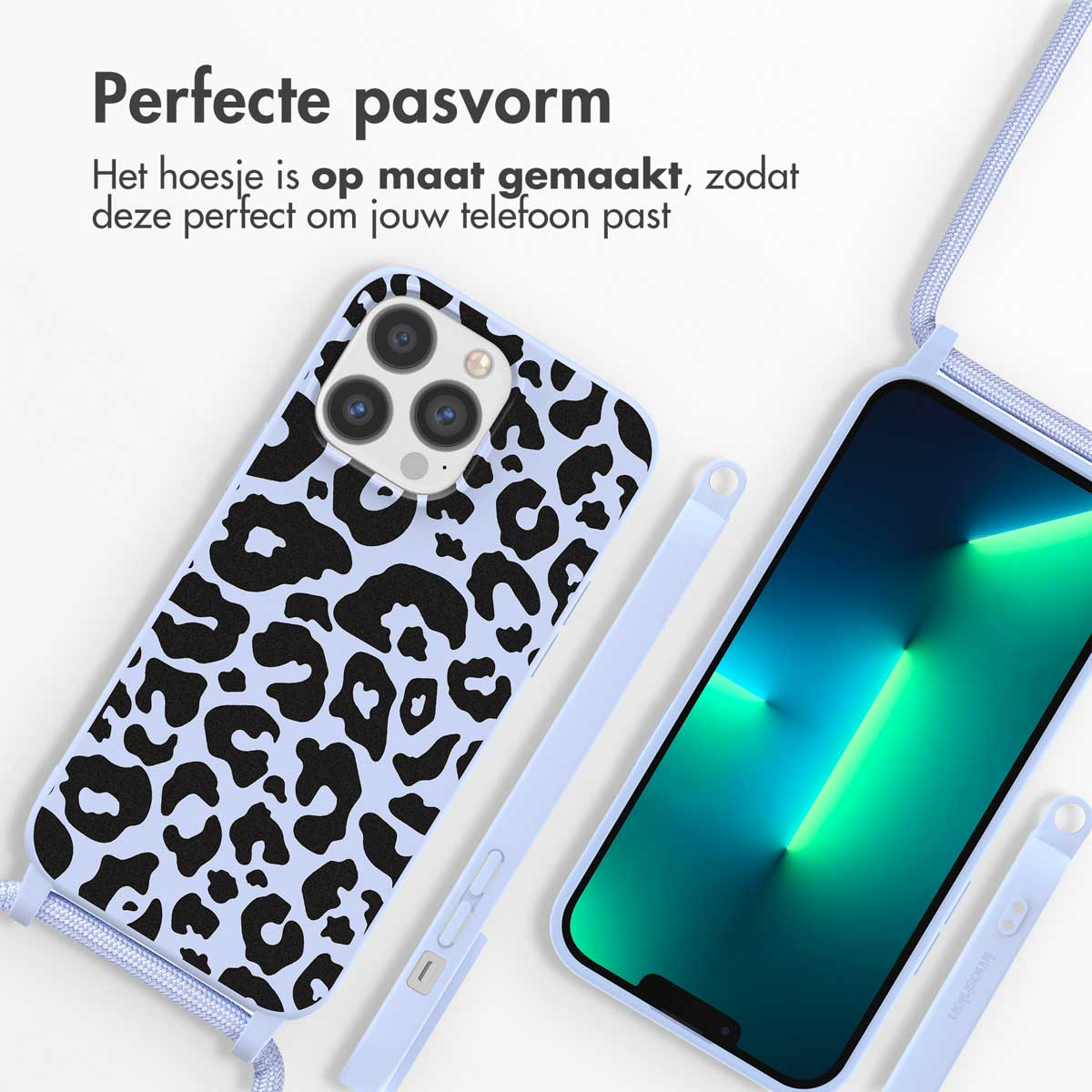 Telefoonhoesje met luipaardprint. Er zit een telefoon in de hoes. Een polsbandje is ook te zien.