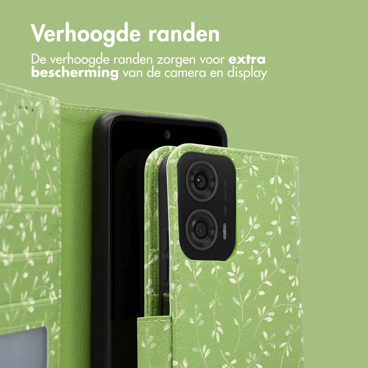 Groen telefoonhoesje met wit bladerpatroon. Telefoon binnenin. Tekst: 'Verhoogde randen beschermen de camera'.