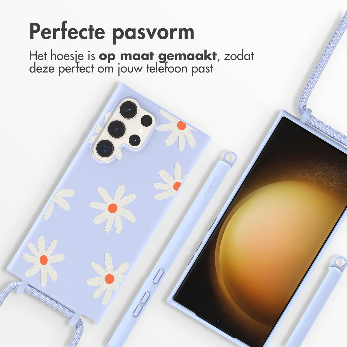 Lichtblauwe telefoonhoes met madeliefpatroon en bandje. Een telefoon met display is zichtbaar.