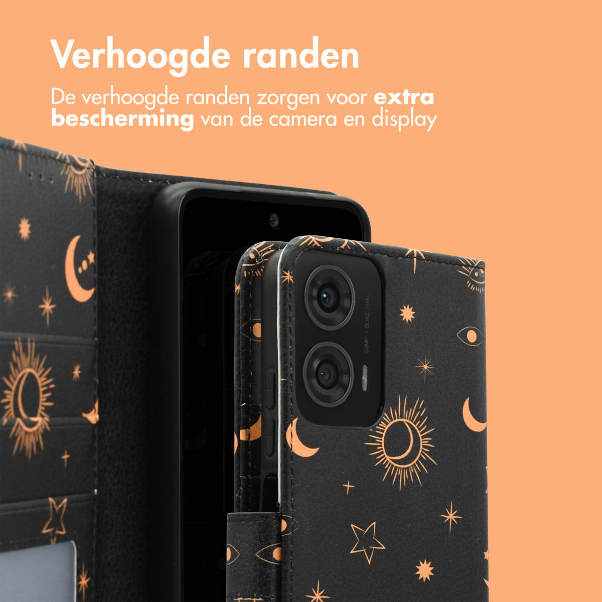 Zwarte telefoonhoes met gouden hemelse ontwerpen, open om de telefoon te onthullen. De achtergrond is oranje.