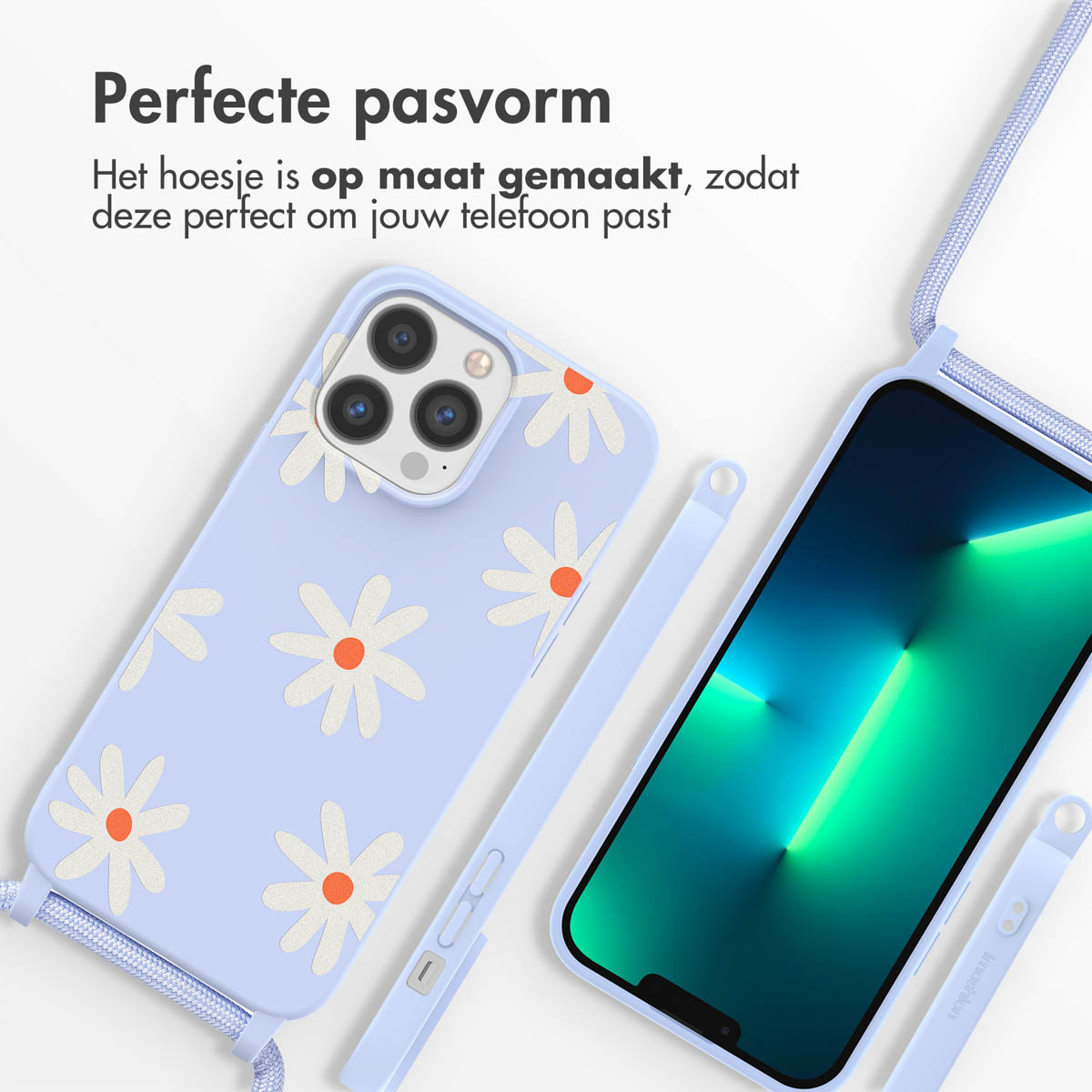 Lichtblauw telefoonhoesje met madeliefjesontwerp. Passend blauw koord. Telefoon zit in de hoes. Tekst: 'Perfecte pasvorm'.