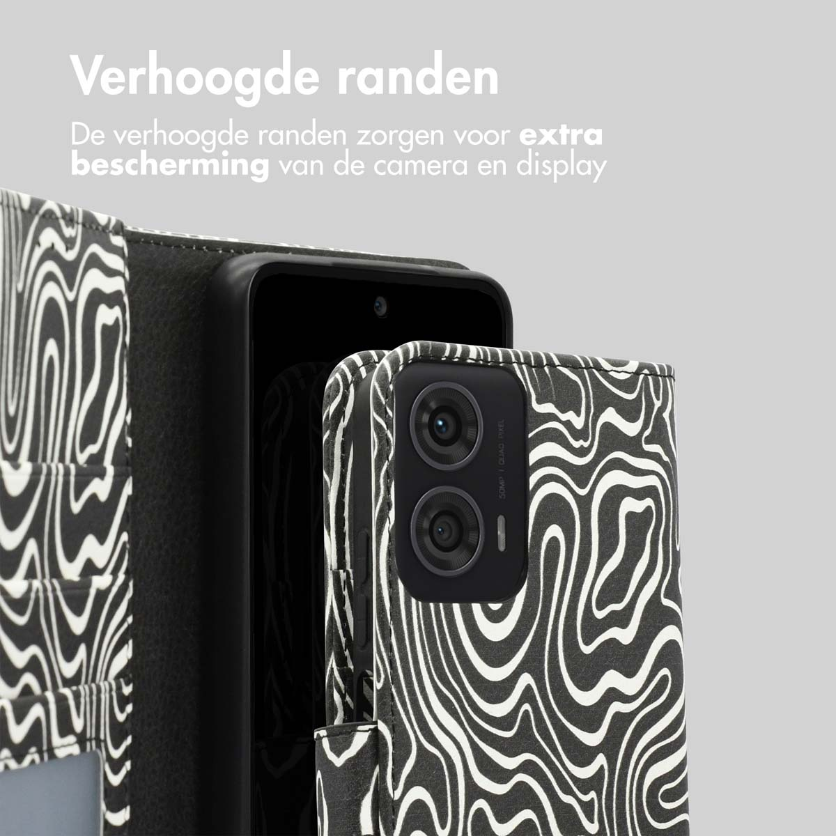 Een telefoonhoesje met een zwart-wit wervelontwerp. Het is open, met de telefoon erin.