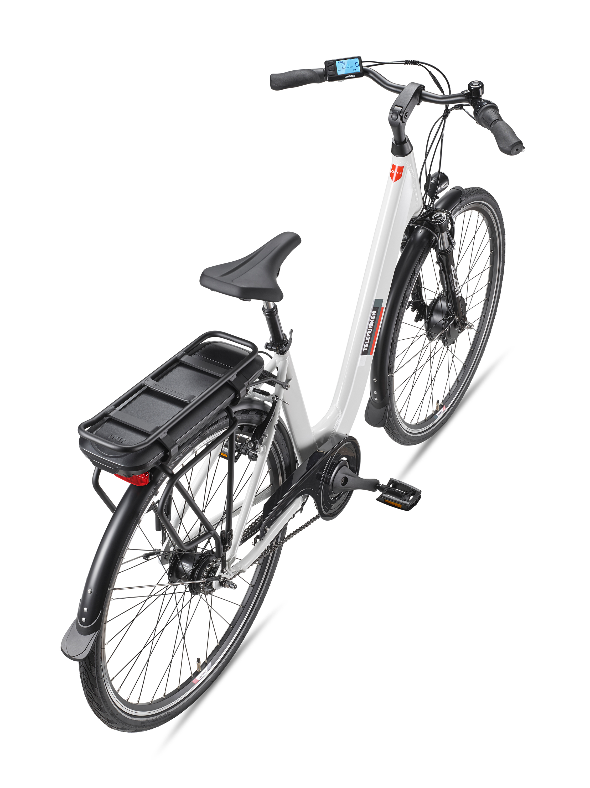 Weißes Elektrofahrrad auf weißem Hintergrund, von oben betrachtet.