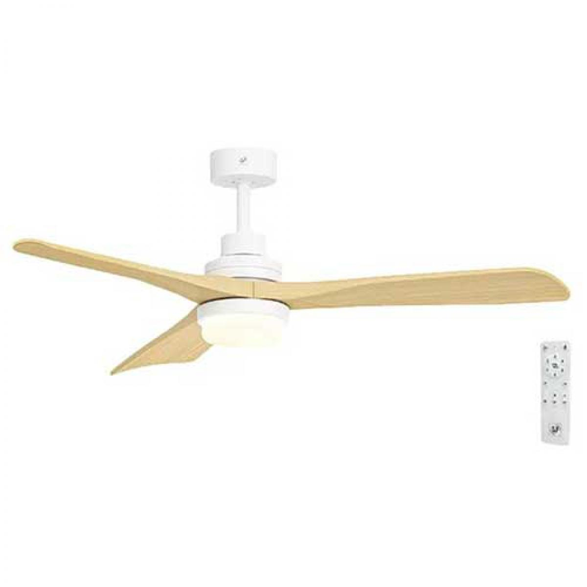 Biały wentylator sufitowy z trzema drewnianymi łopatkami i pilotem na białym tle.