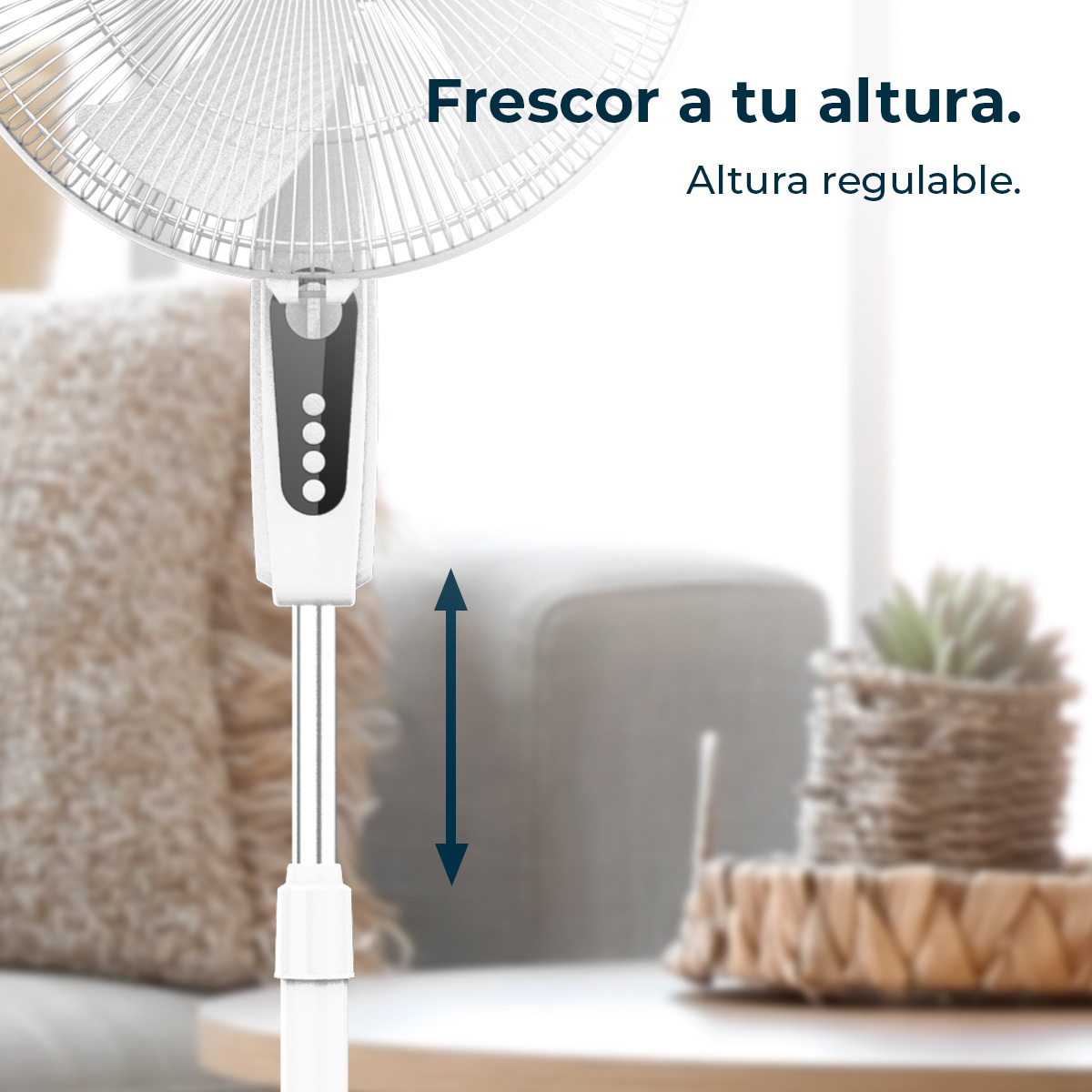 Biały wentylator stojący. Czarna strzałka wskazuje regulowaną wysokość.