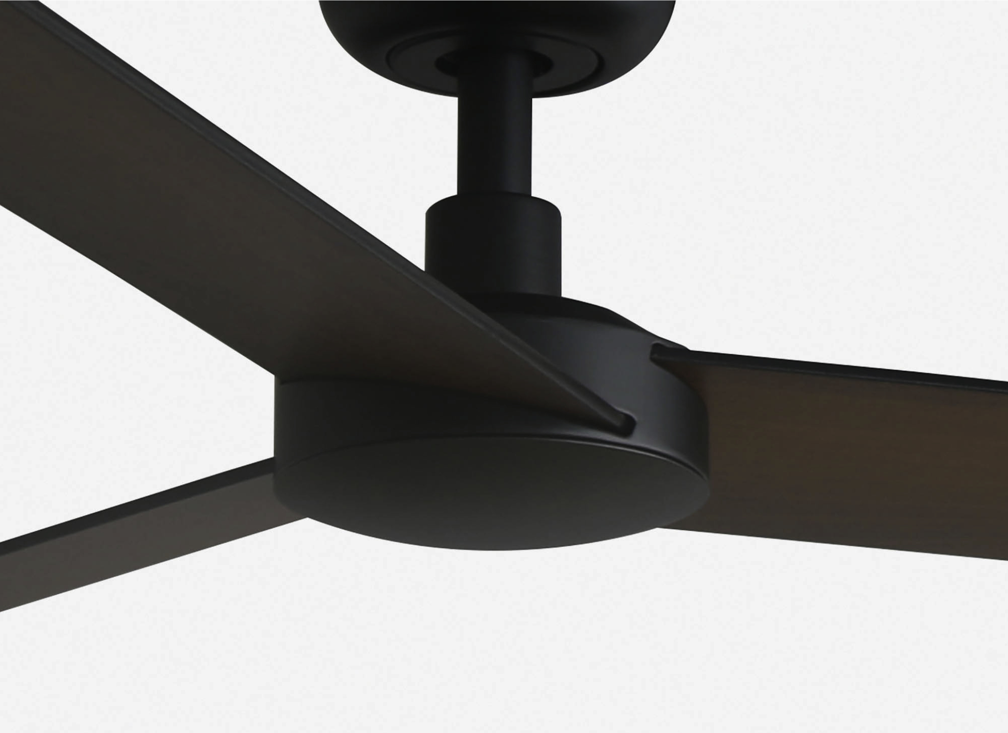 Ventilatore da soffitto con motore nero e pale marrone scuro su sfondo bianco.