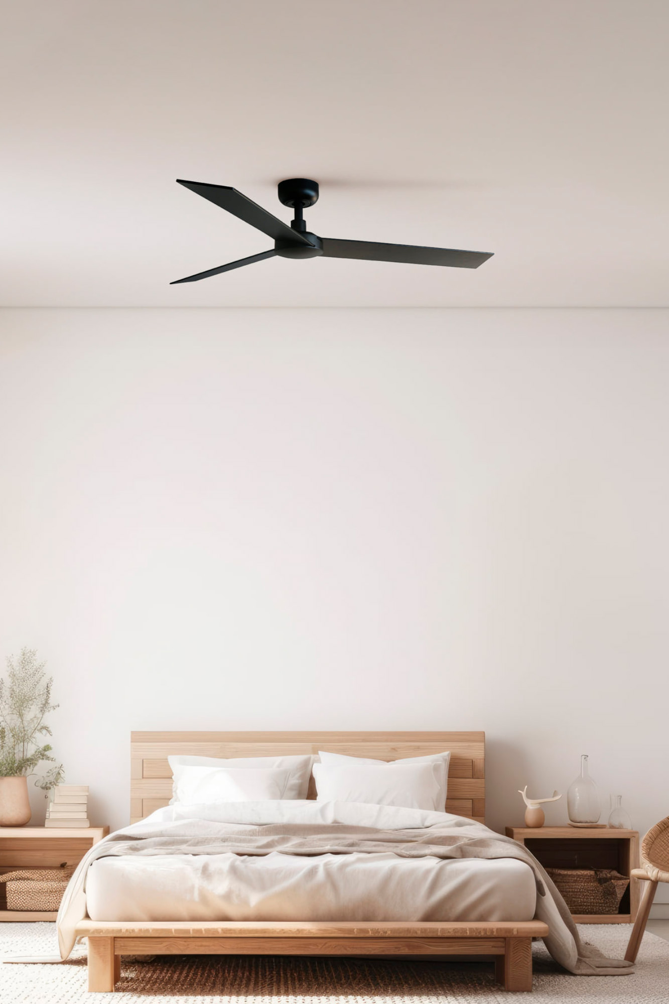 Schlafzimmer mit Bett, Nachttischen, Deckenventilator und weißen Wänden. Minimalistisches Design.