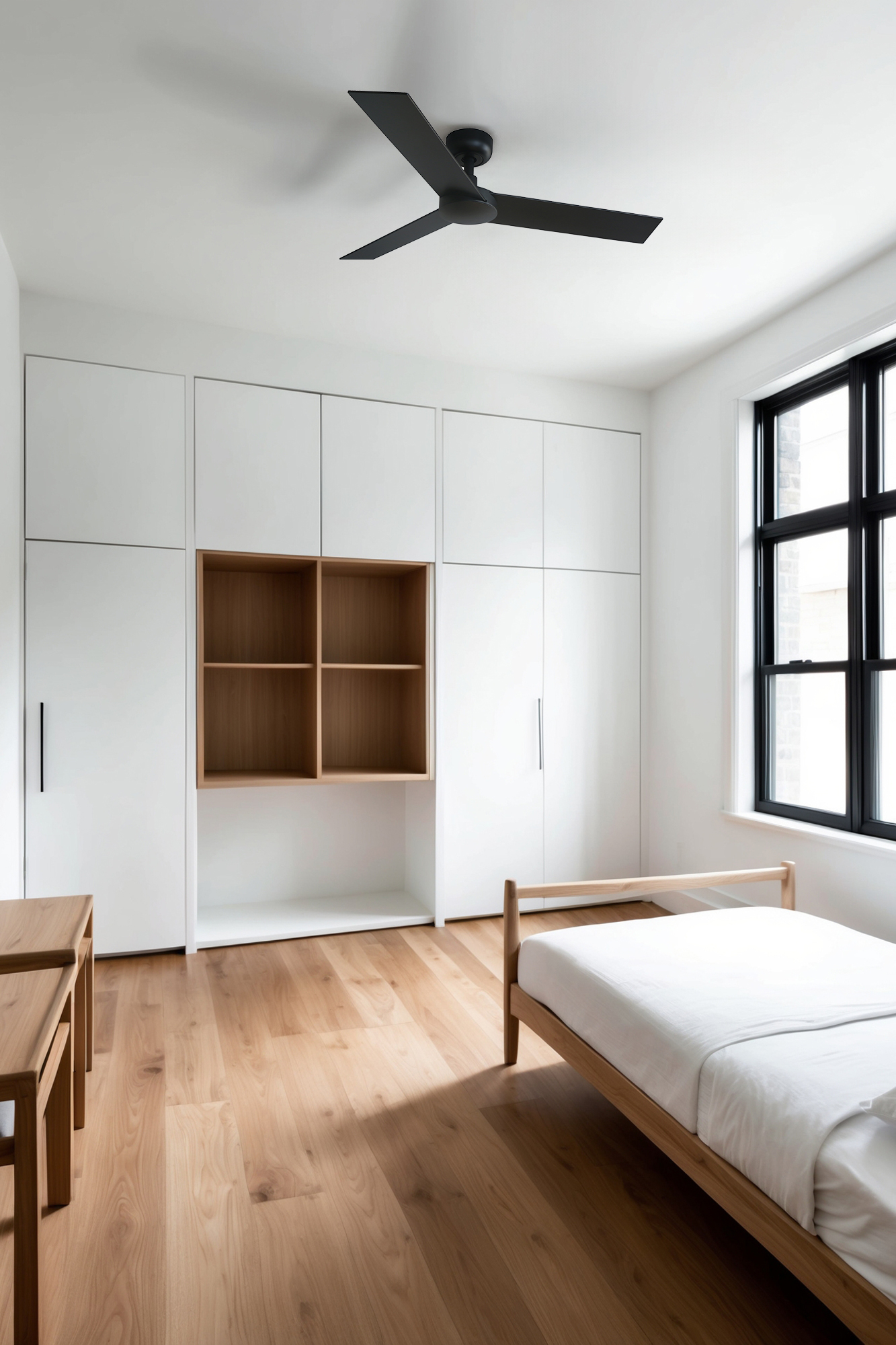 Una camera da letto moderna con un ampio armadio, un letto, pavimenti in legno e un ventilatore a soffitto nero.