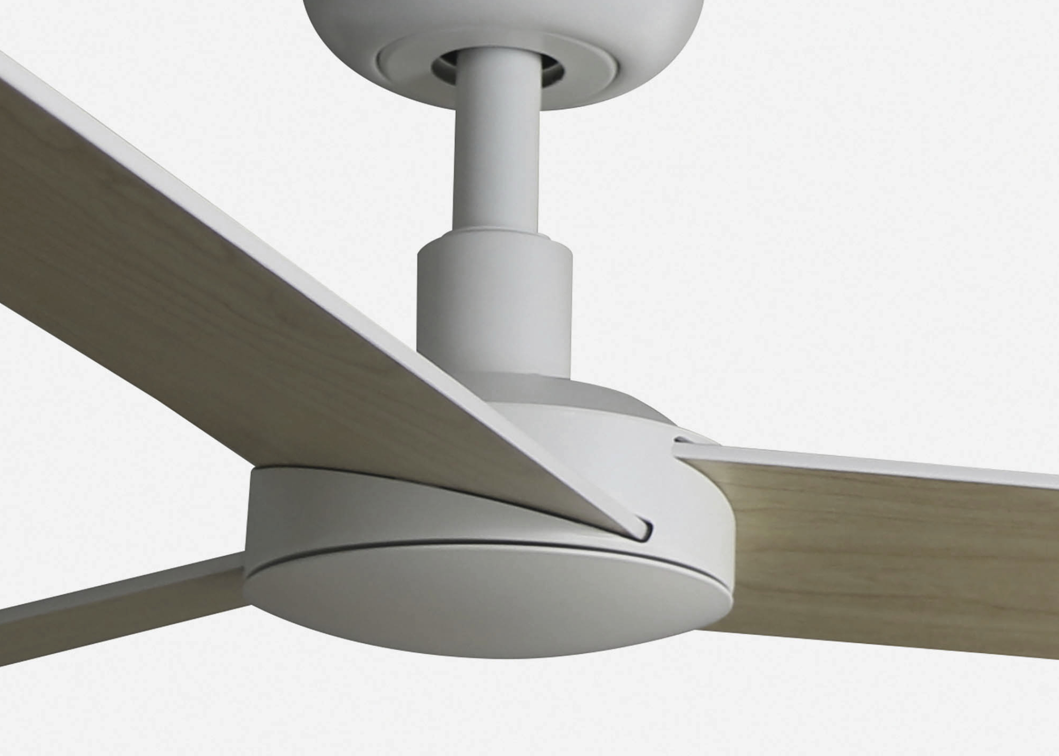 Nahaufnahme eines weißen Deckenventilators mit hellfarbigen Holzblättern.