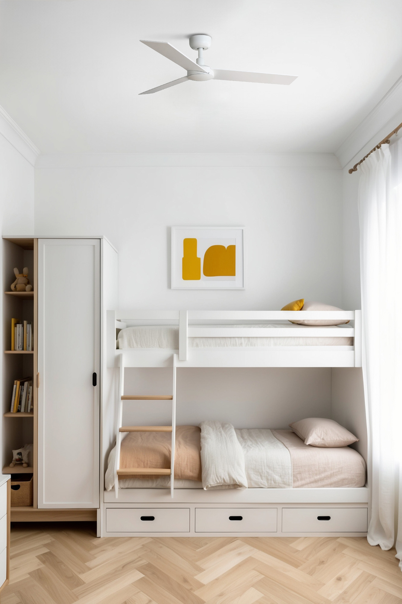 Modernes Schlafzimmer mit Etagenbett, Holzboden und einem Gemälde an der Wand. Der Raum ist weiß.