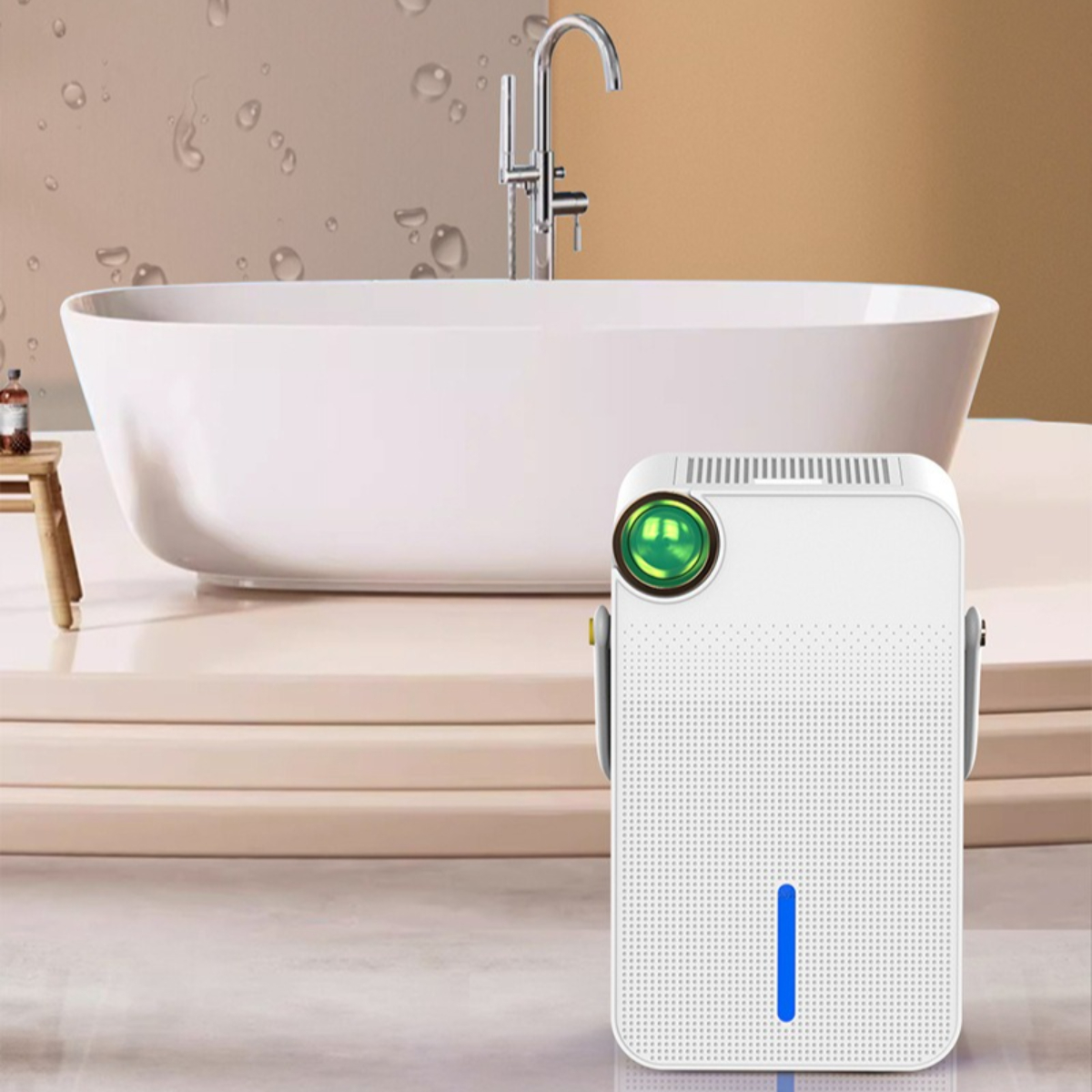 Weißer Luftreiniger mit grünem Licht in einem Badezimmer. Im Hintergrund sind eine weiße Badewanne und ein Wasserhahn zu sehen.