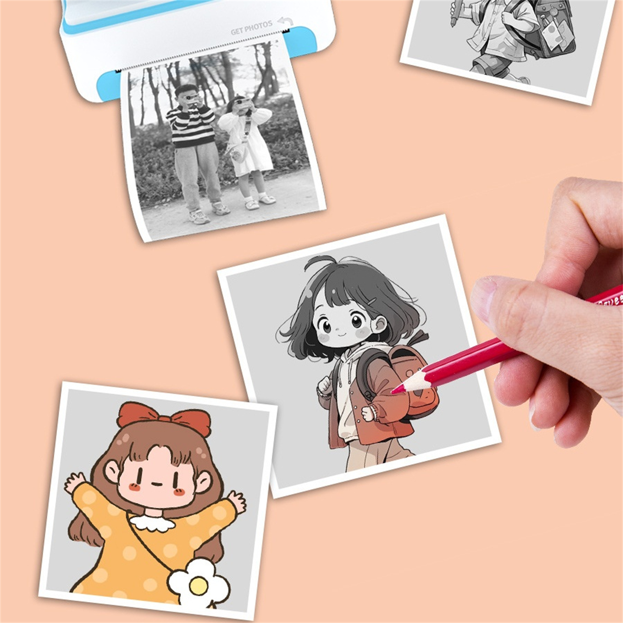 Fotos und eine Hand, die einen roten Stift darüber hält. Die Fotos zeigen Cartoon-Zeichnungen.