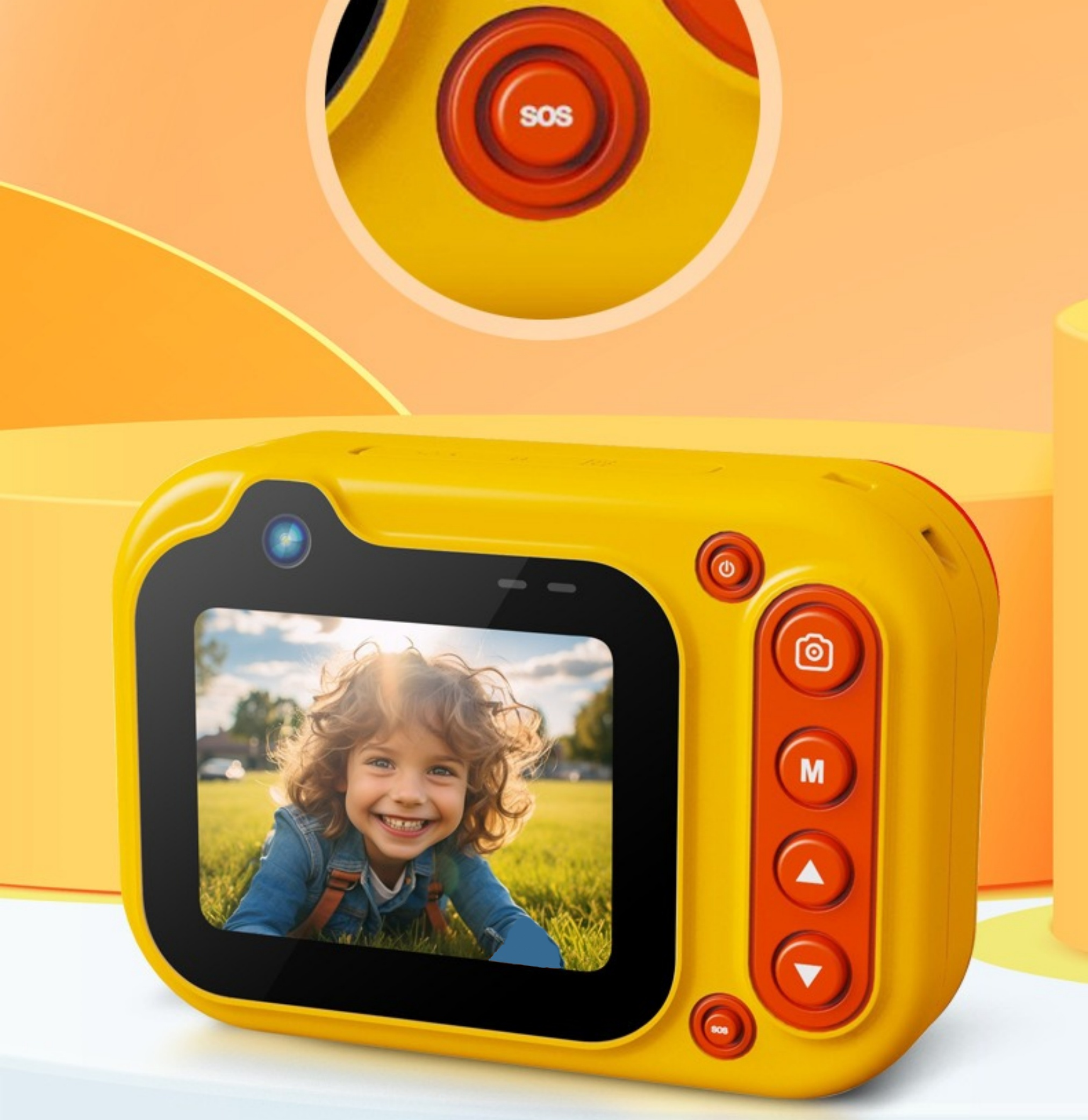 Gelbe Spielzeugkamera mit Kinderfoto auf dem Bildschirm, roten Knöpfen und lächelndem Kind.