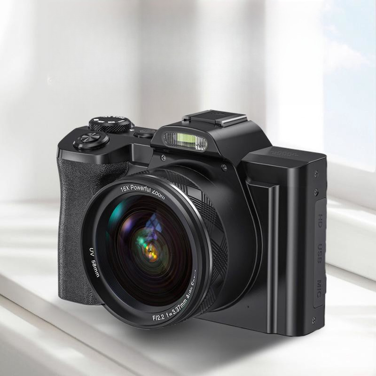 Czarny aparat z dużym obiektywem. Aparat stoi na białej powierzchni.