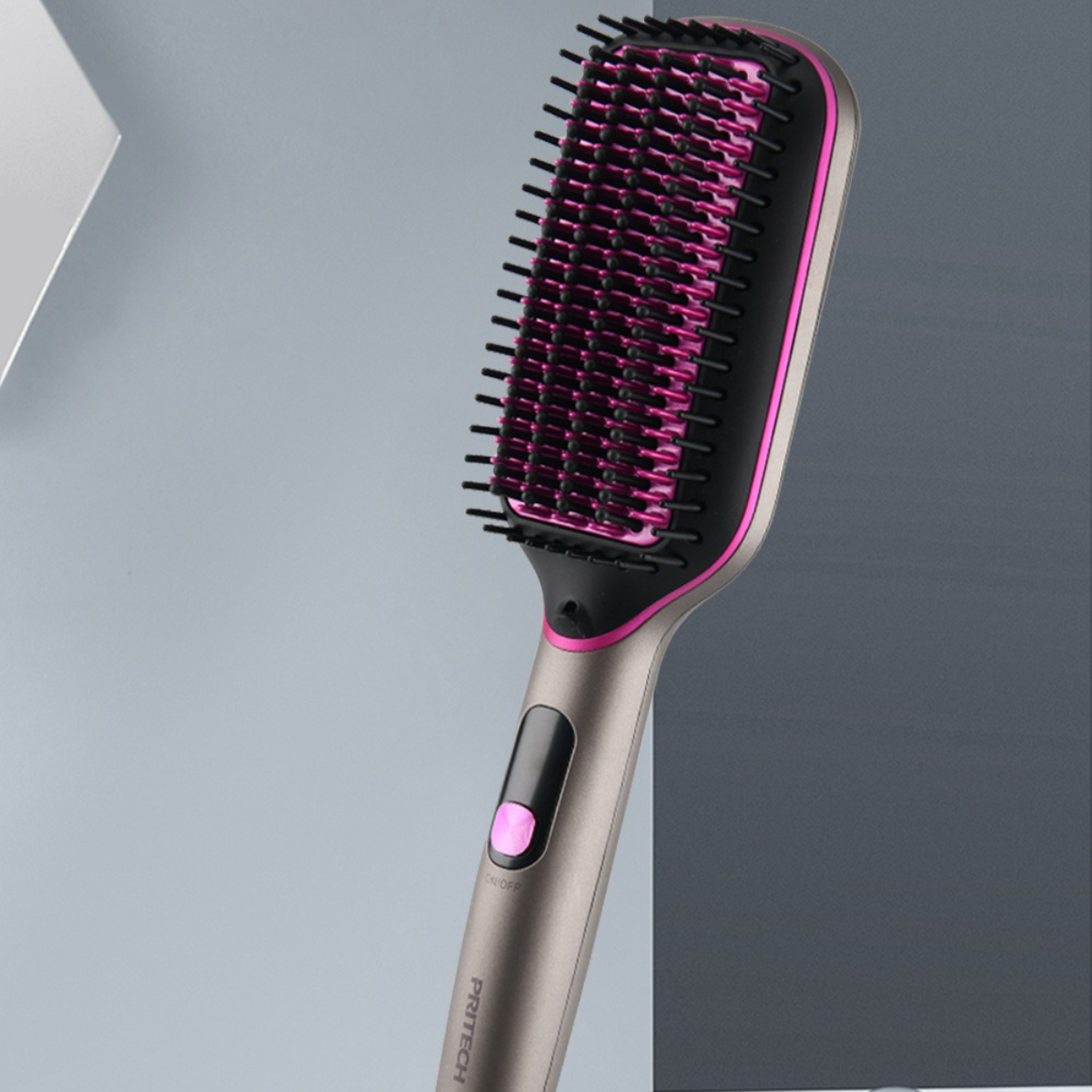 Haarglättungsbürste, schwarz mit rosa Akzenten. Die Bürste befindet sich auf grauem und blauem Hintergrund.