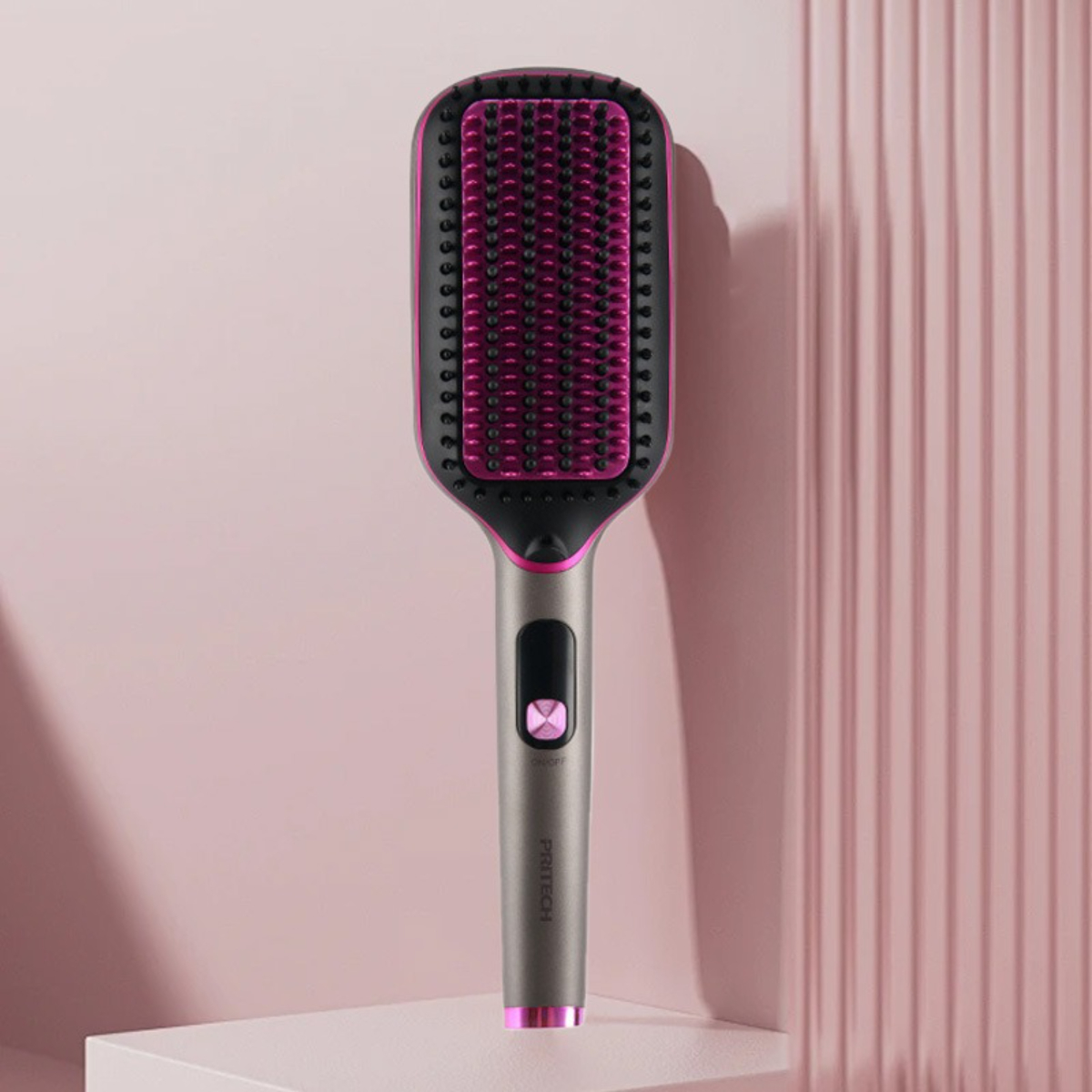 Haarglättungsbürste mit pinkem und grauem Design und pinkfarbener Ein-/Aus-Taste.