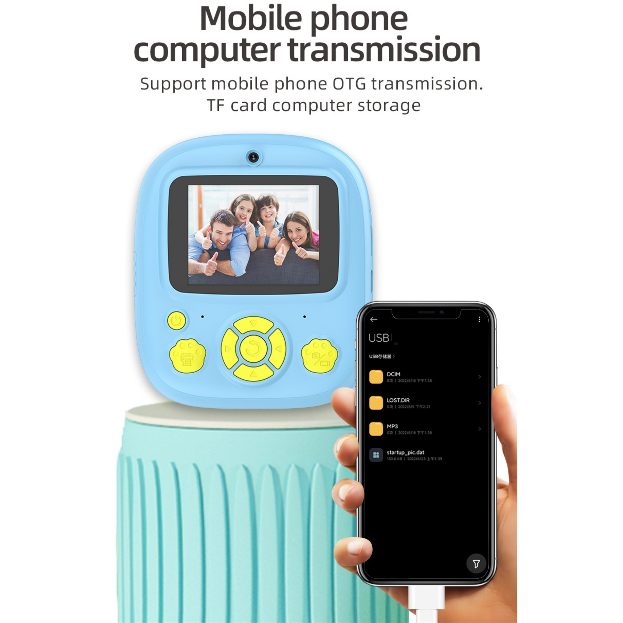 Eine blaue Kinder-Digitalkamera. Der Bildschirm zeigt ein Familienfoto. Ein schwarzes Smartphone ist damit verbunden.