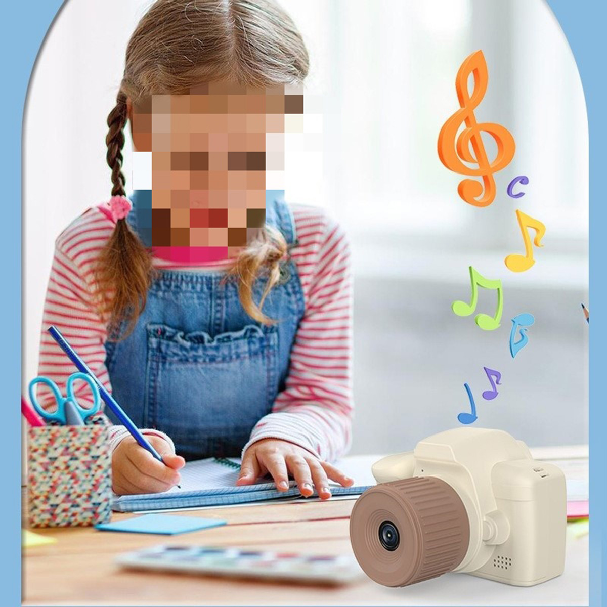 Ein Mädchen zeichnet mit einem Bleistift und eine Spielzeugkamera mit Noten darüber.