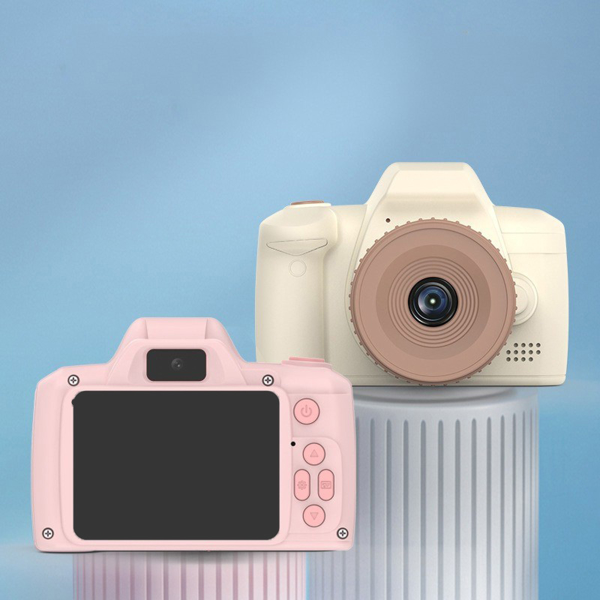 Zwei Spielzeugkameras, rosa und beige, auf hellblauem Hintergrund, eine auf Säule.