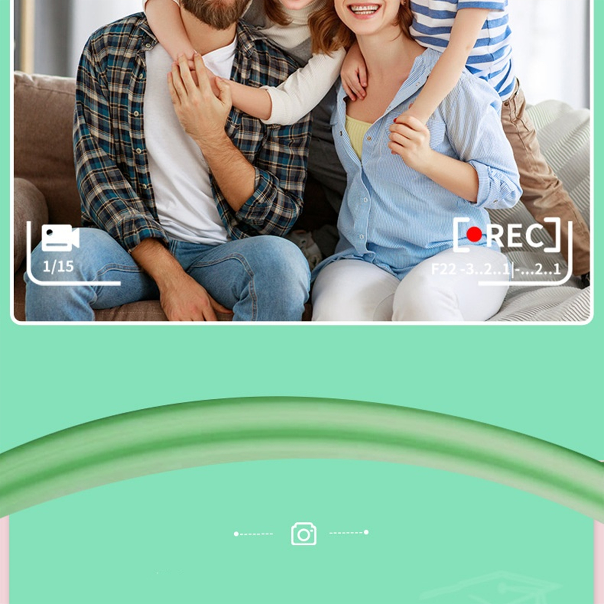 Eine Familie lächelt auf einer Couch. Ein Telefon zeichnet auf. Ein grüner und pinkfarbener Hintergrund.
