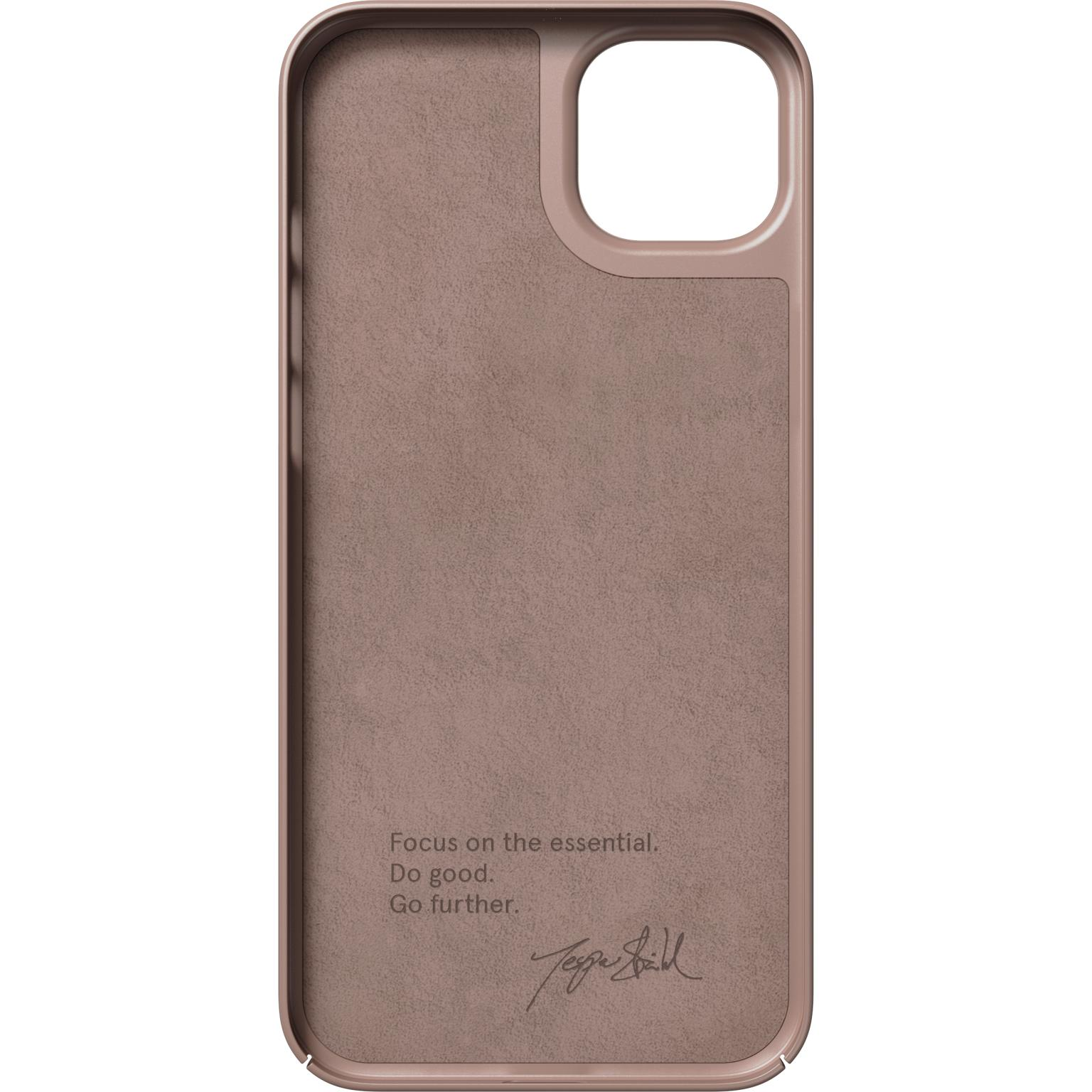 Roze binnenkant van telefoonhoesje met tekst en handtekening. Bruinroze kleur. Focus op het essentiële. Doe goed.