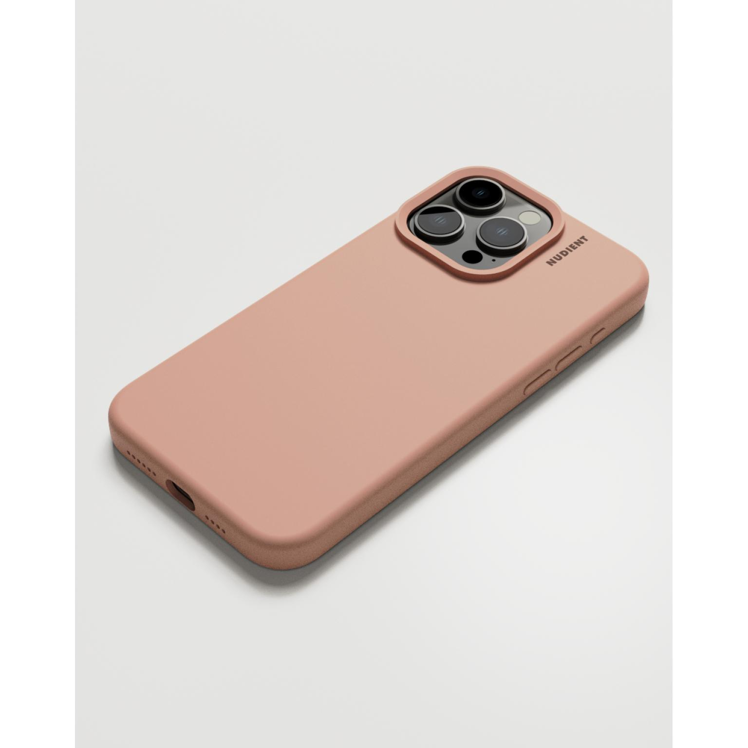 Roze telefoonhoes op witte ondergrond. De camera-uitsparing is zichtbaar. Nudient-tekst.