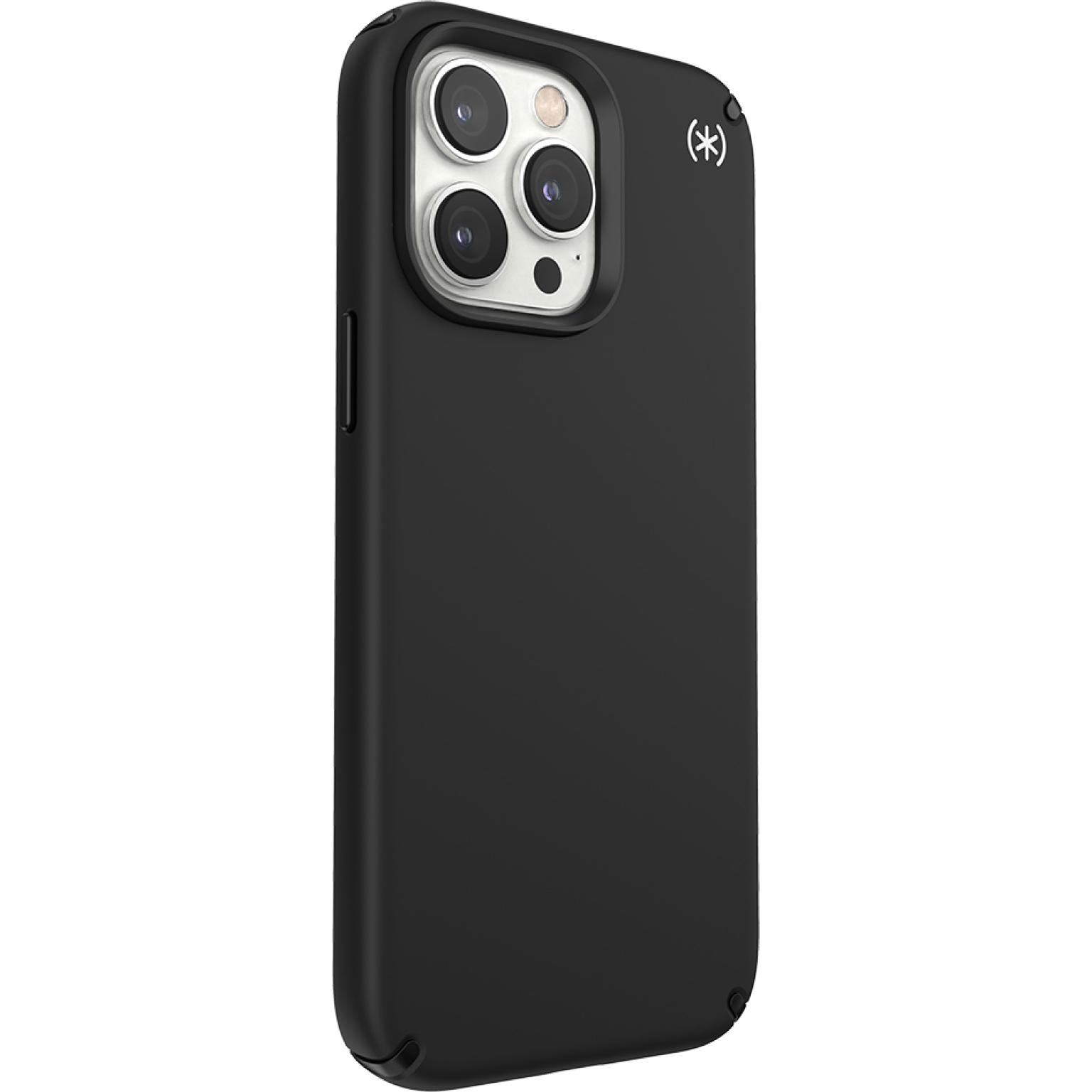 Een zwarte telefoonhoes met drie cameralenzen.