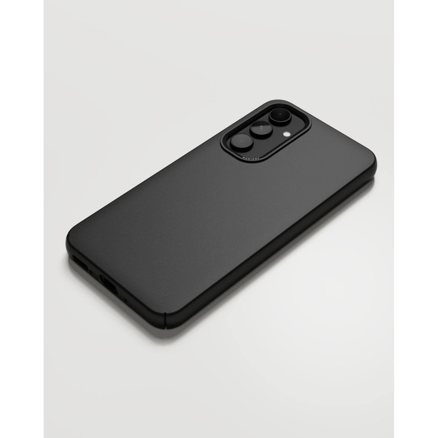 Zwarte telefoonhoes die de cameralenzen toont op een witte achtergrond.