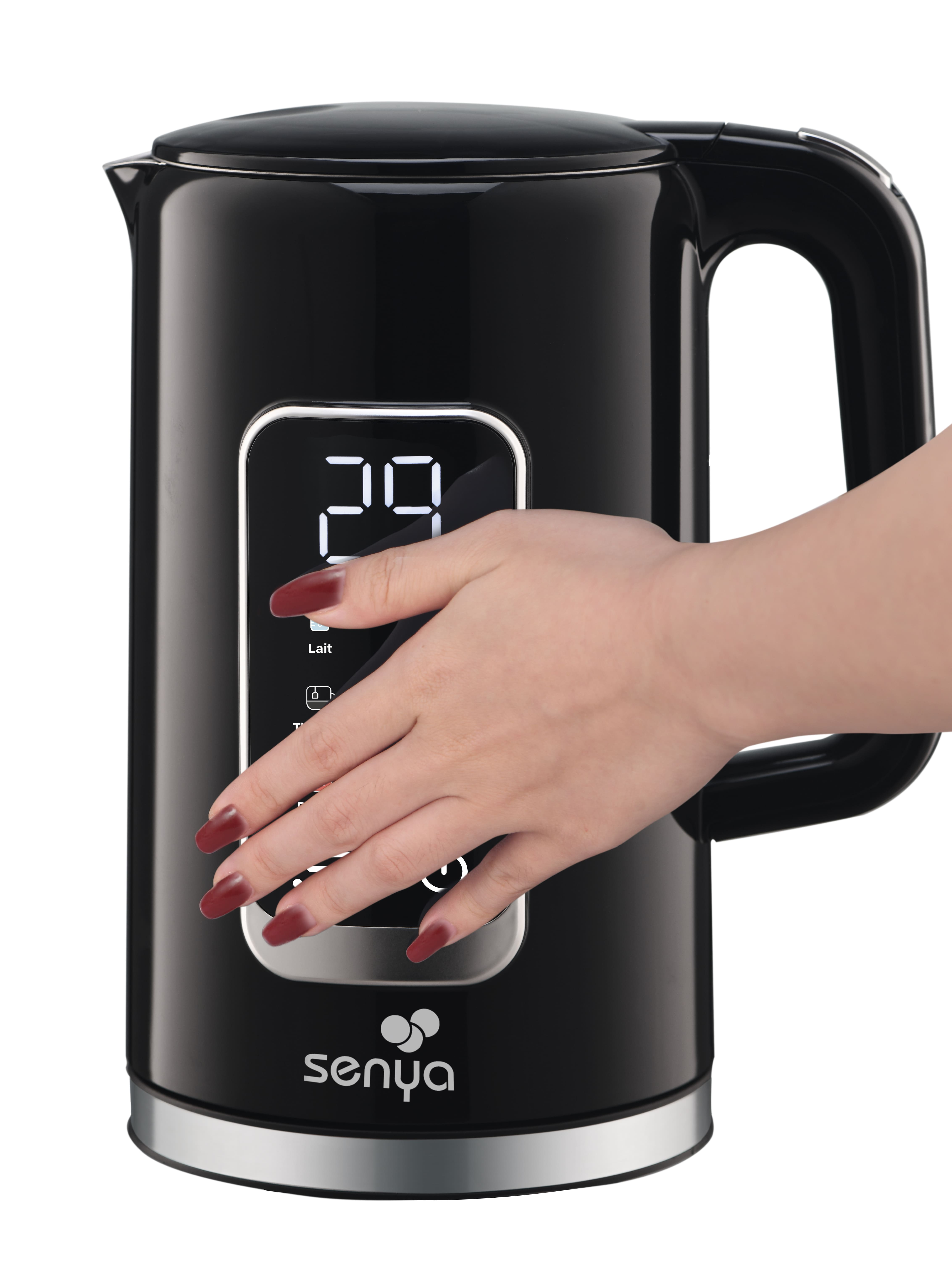 Schwarzer Wasserkocher mit Digitalanzeige und Hand, die das Display berührt.