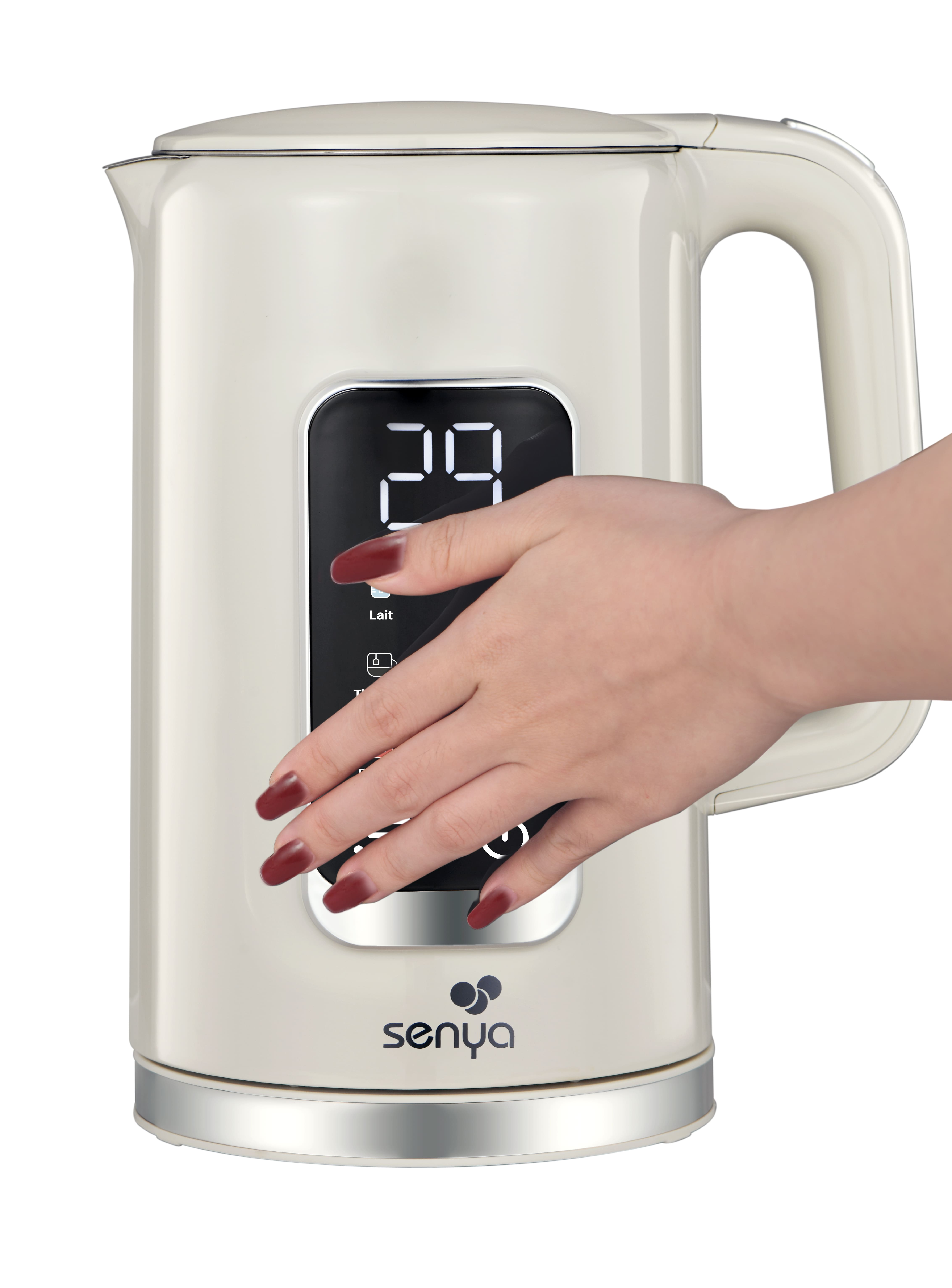 Bollitore elettrico color crema con una mano che preme un pulsante.