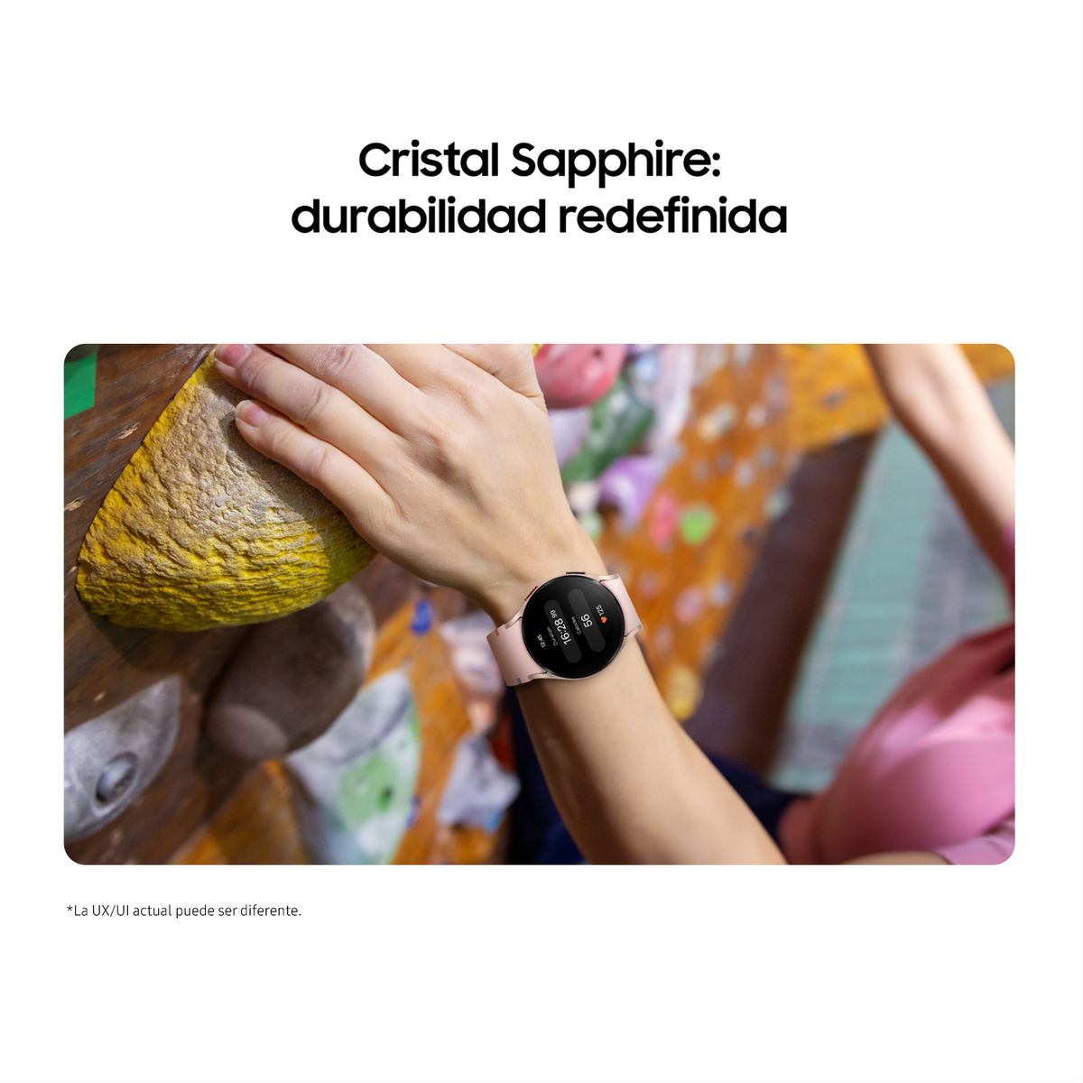Muñeca de mujer con un reloj inteligente rosa. Está en un muro de escalada.