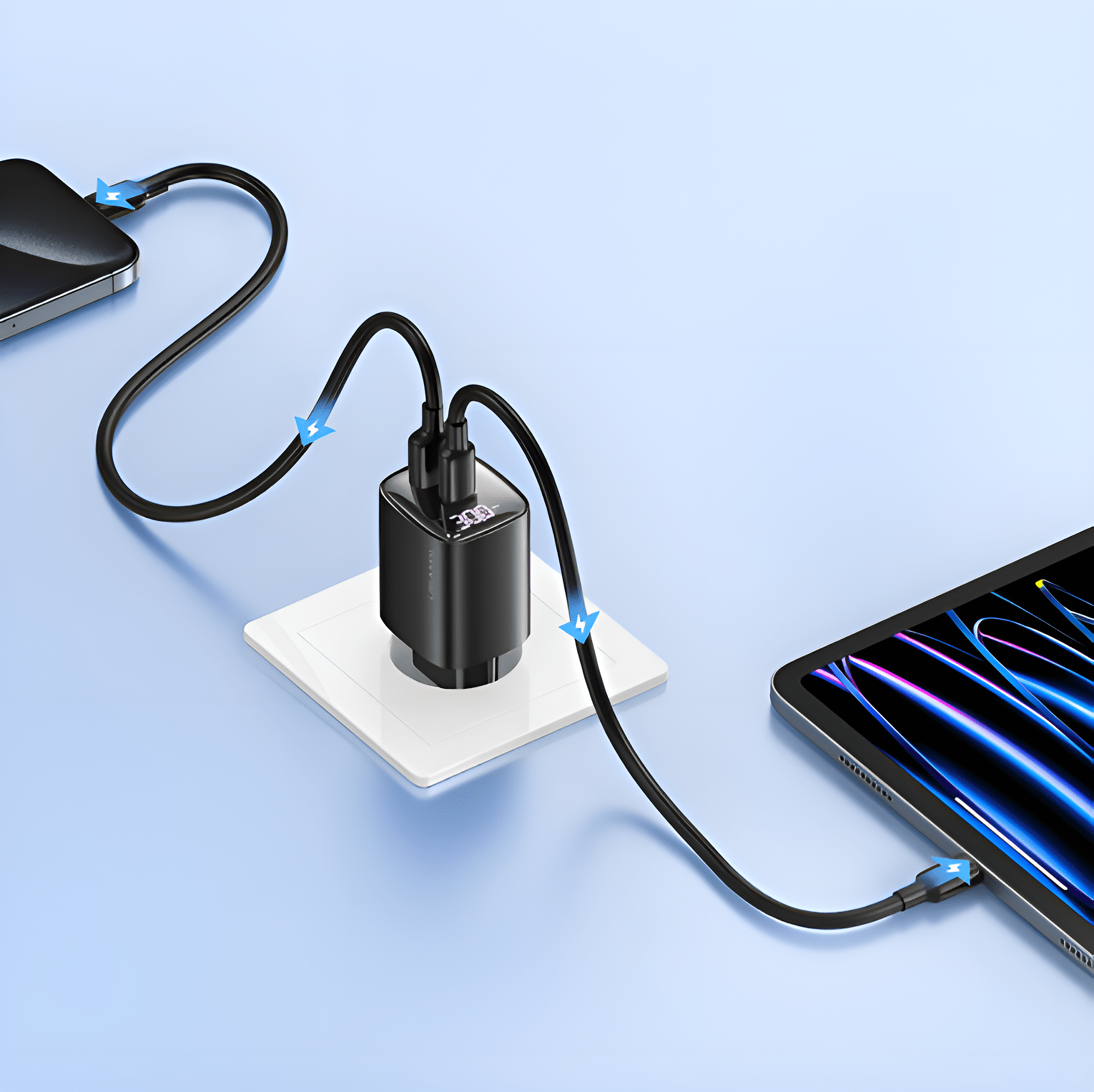 Schwarzer Ladeadapter, der mit Telefon und Tablet verbunden ist, mit Ladeanzeigen, auf blauer Oberfläche.