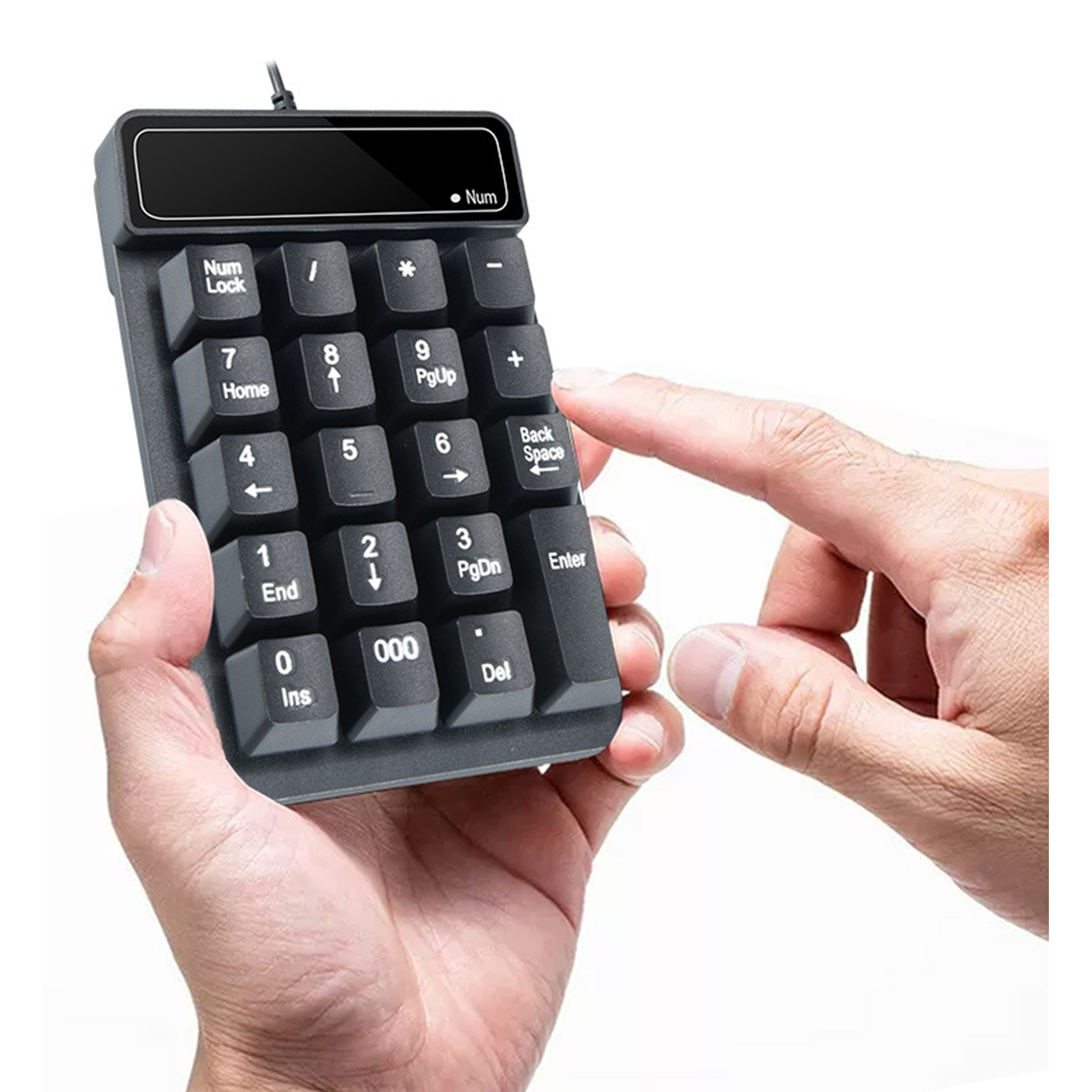 Schwarzer Nummernblock mit weißen Zahlen und Symbolen. Eine Hand drückt die Backspace-Taste.