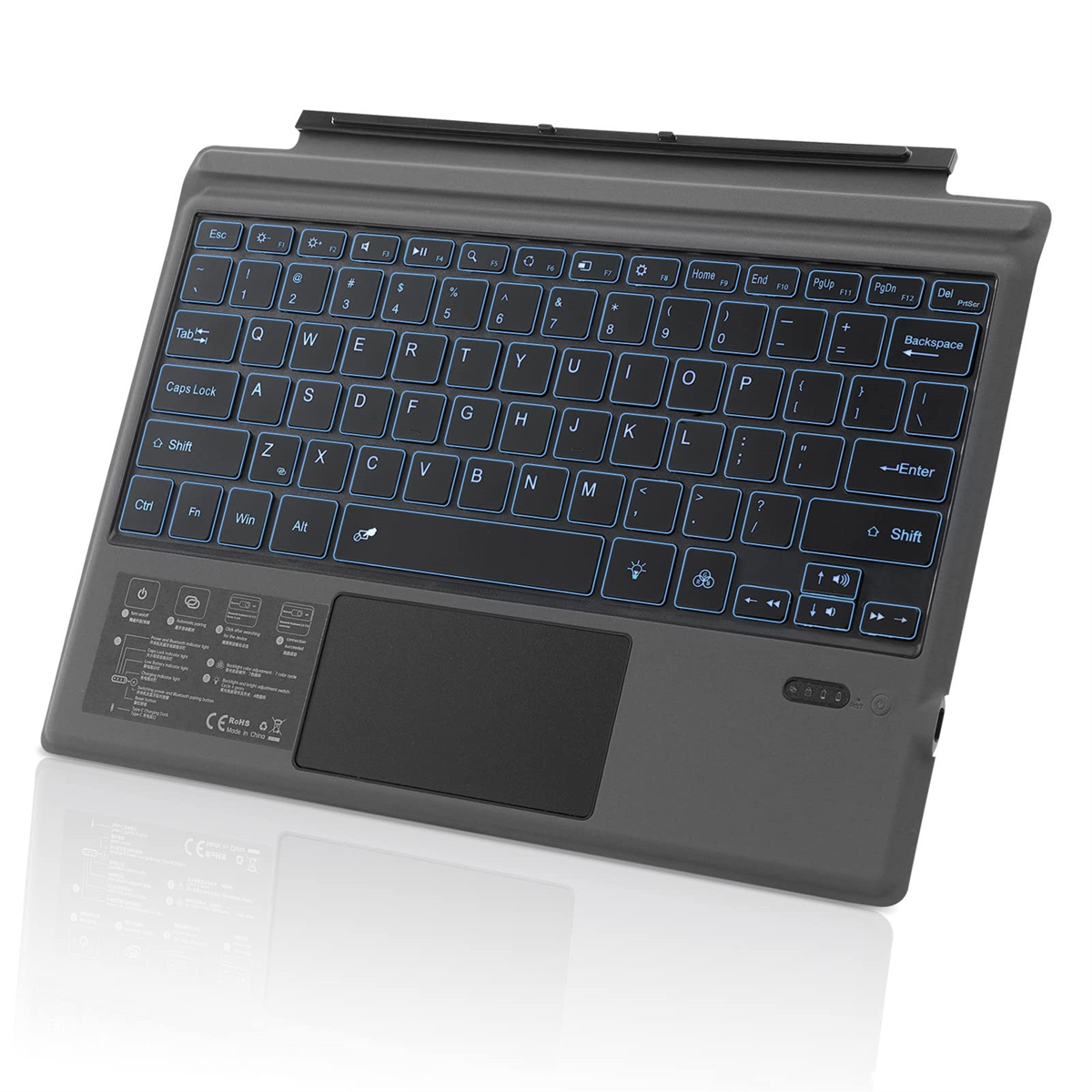 Dunkelgraue Tastatur mit blau leuchtenden Tasten. Weißer Hintergrund.