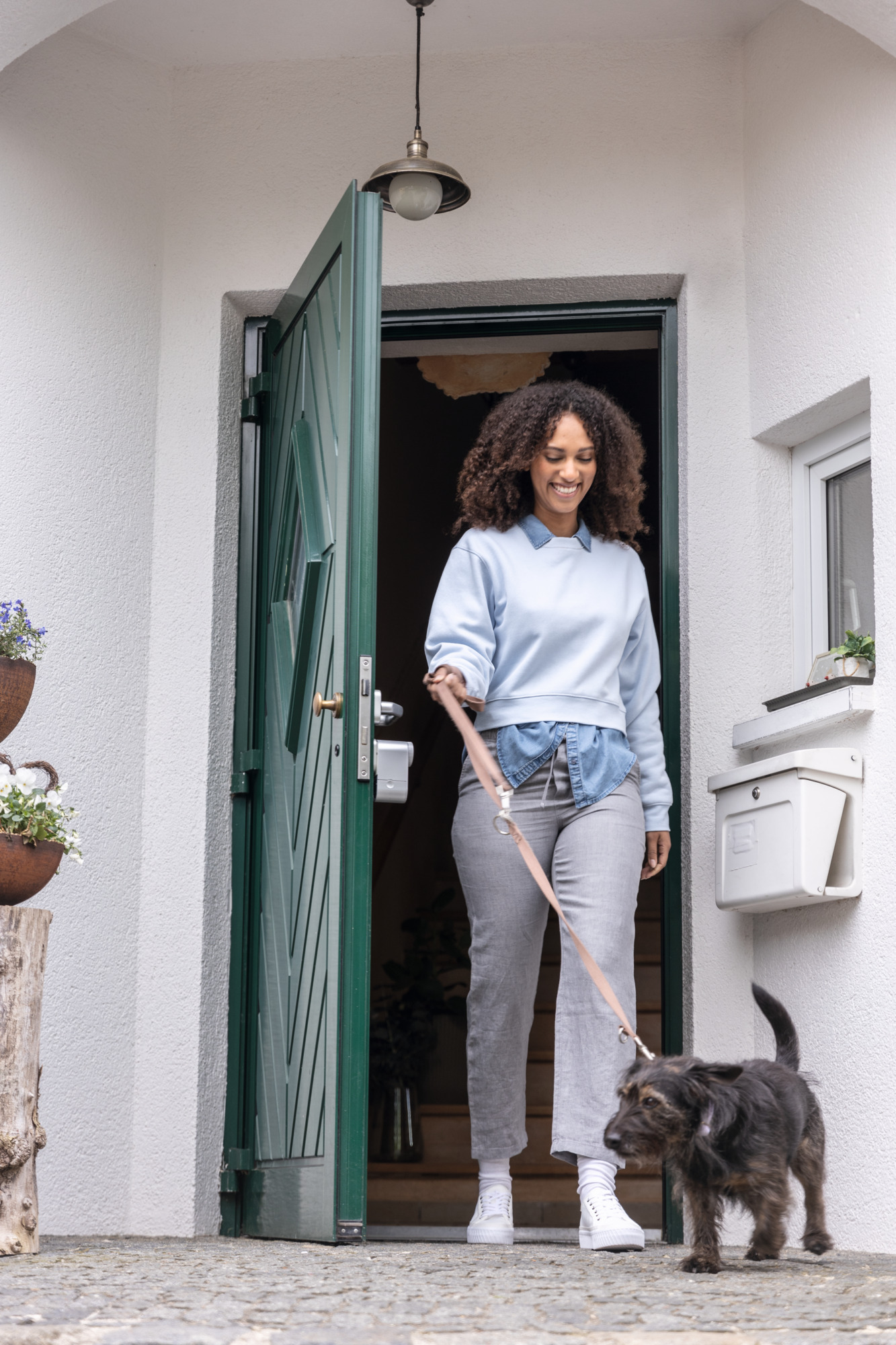 Niebieski laptop z białym logo na tylnej obudowie.