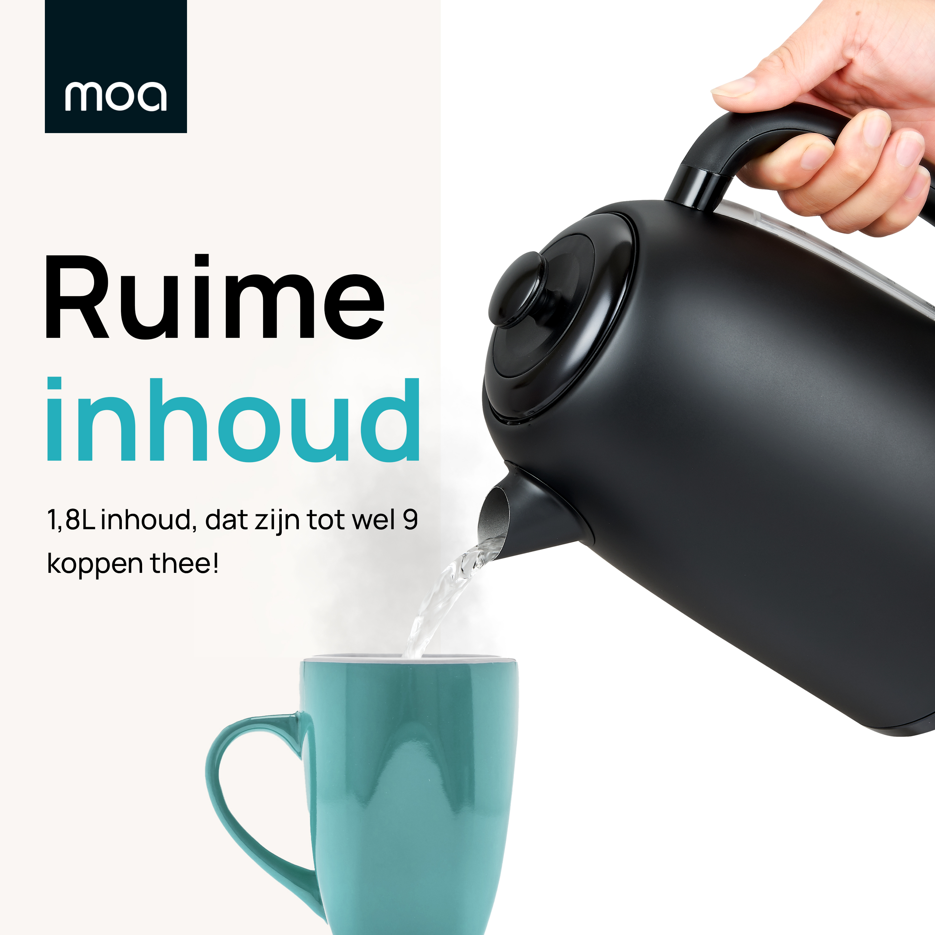 Een zwarte waterkoker giet water in een teal mok. Tekst: 'Ruime inhoud', wat 'Ruime inhoud' betekent.