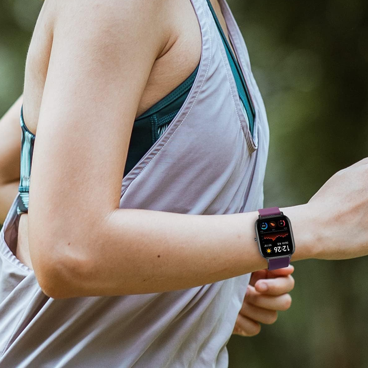 Una persona con un smartwatch en la muñeca, mostrando hora y datos de salud. Fondo verde.
