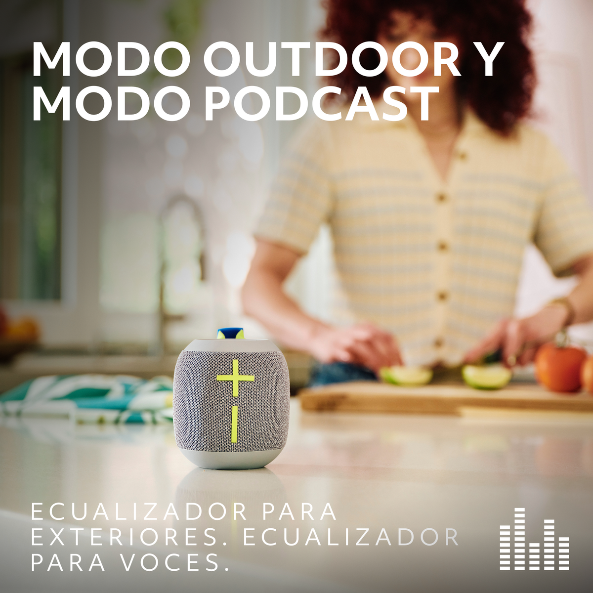 Głośnik z osobą krojącą jedzenie. Tekst mówi 'Tryb zewnętrzny' i 'Tryb podcastu'. Białe tło.