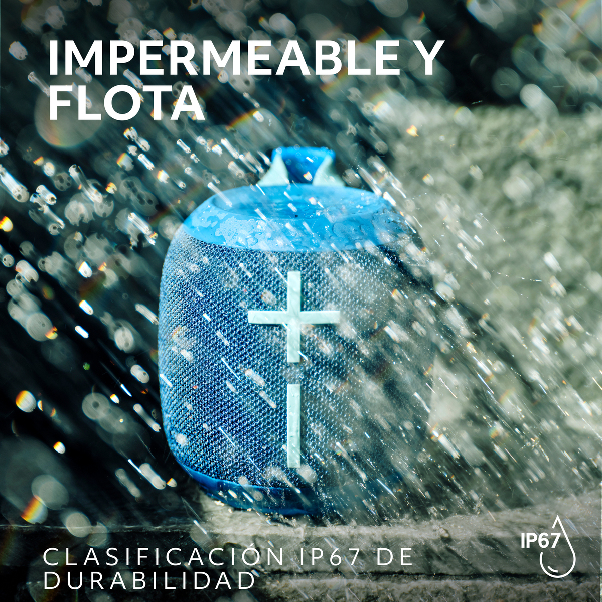 Niebieski wodoodporny głośnik z białym logo krzyża. Widoczne krople wody. Tekst: Impermeable y flota.