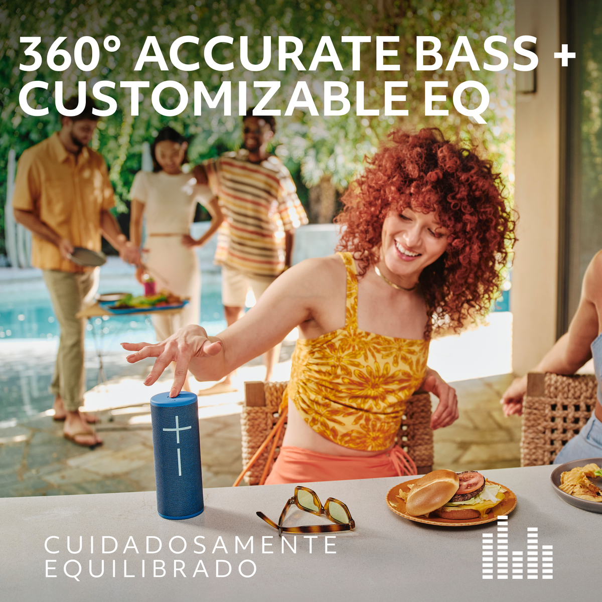 Personas alrededor de una mesa con un altavoz azul. El texto dice: "360° ACCURATE BASS + CUSTOMIZABLE EQ".