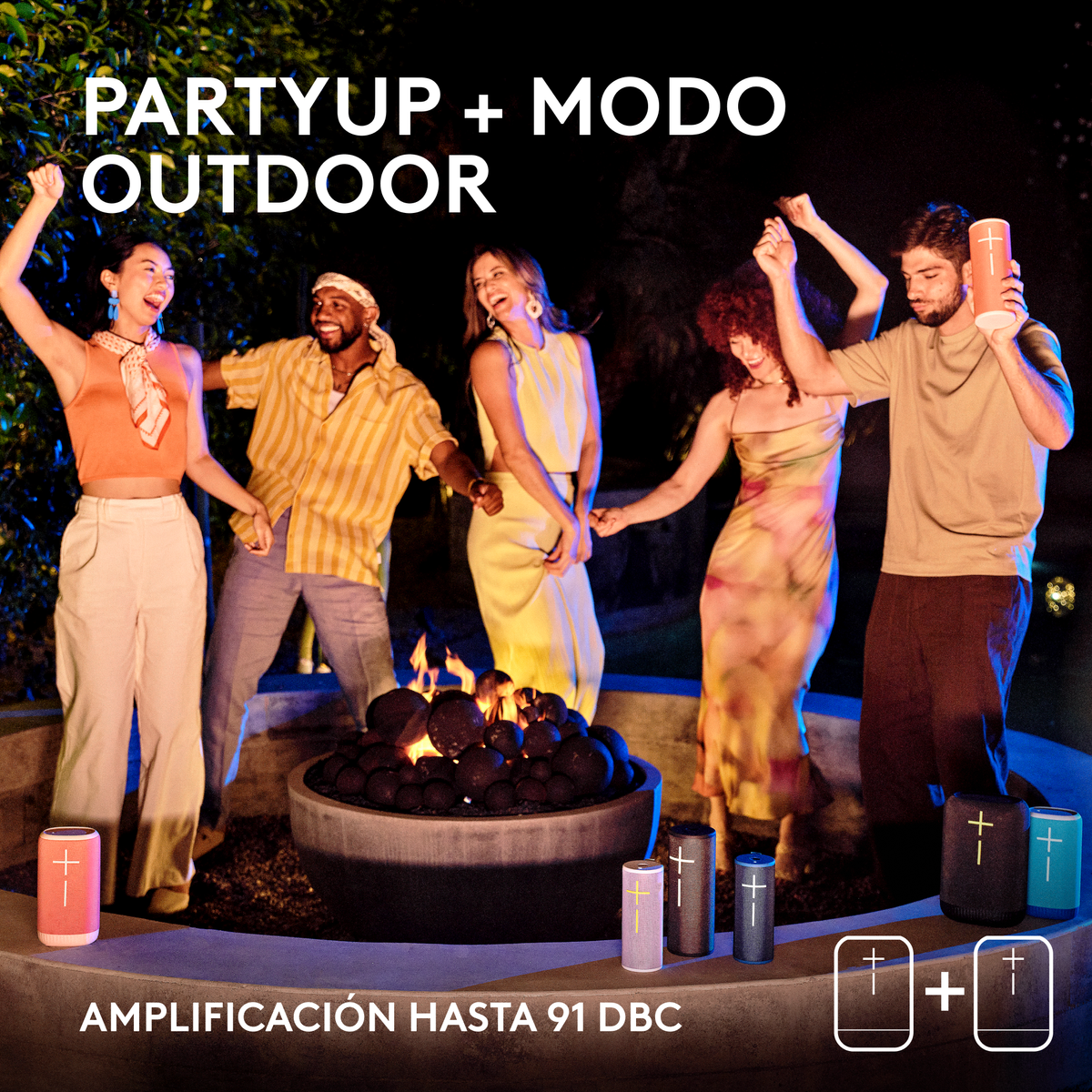 Grupa ludzi tańczących wokół paleniska z głośnikami. Nakładka tekstowa.