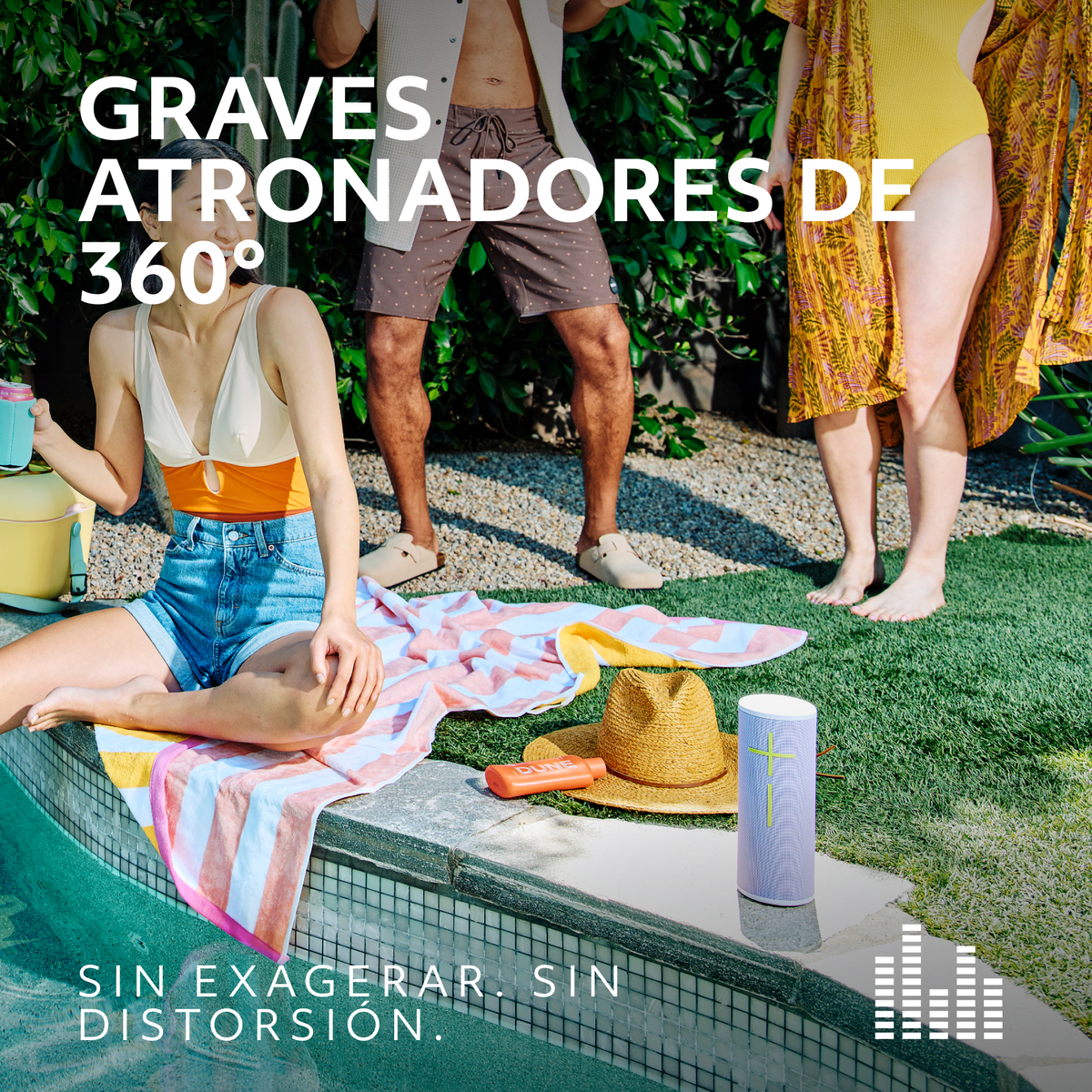 Ludzie przy basenie z głośnikiem i tekstem '360° graves'.