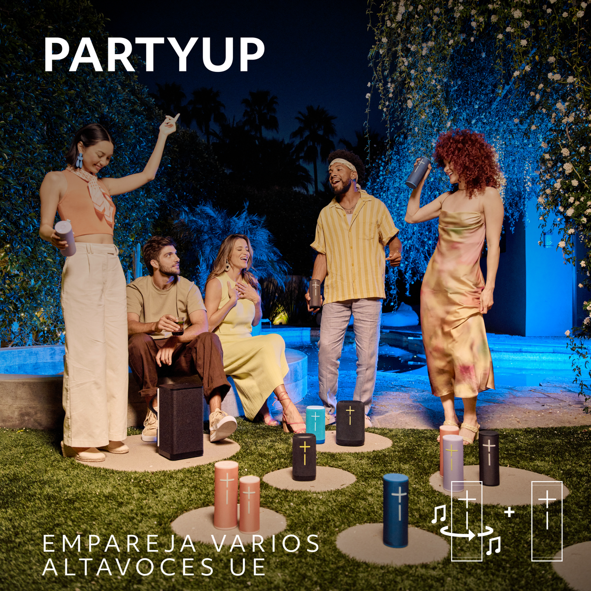 Grupa osób na imprezie z głośnikami. Głośniki są czarne, niebieskie i różowe. Scena nocna z palmami.