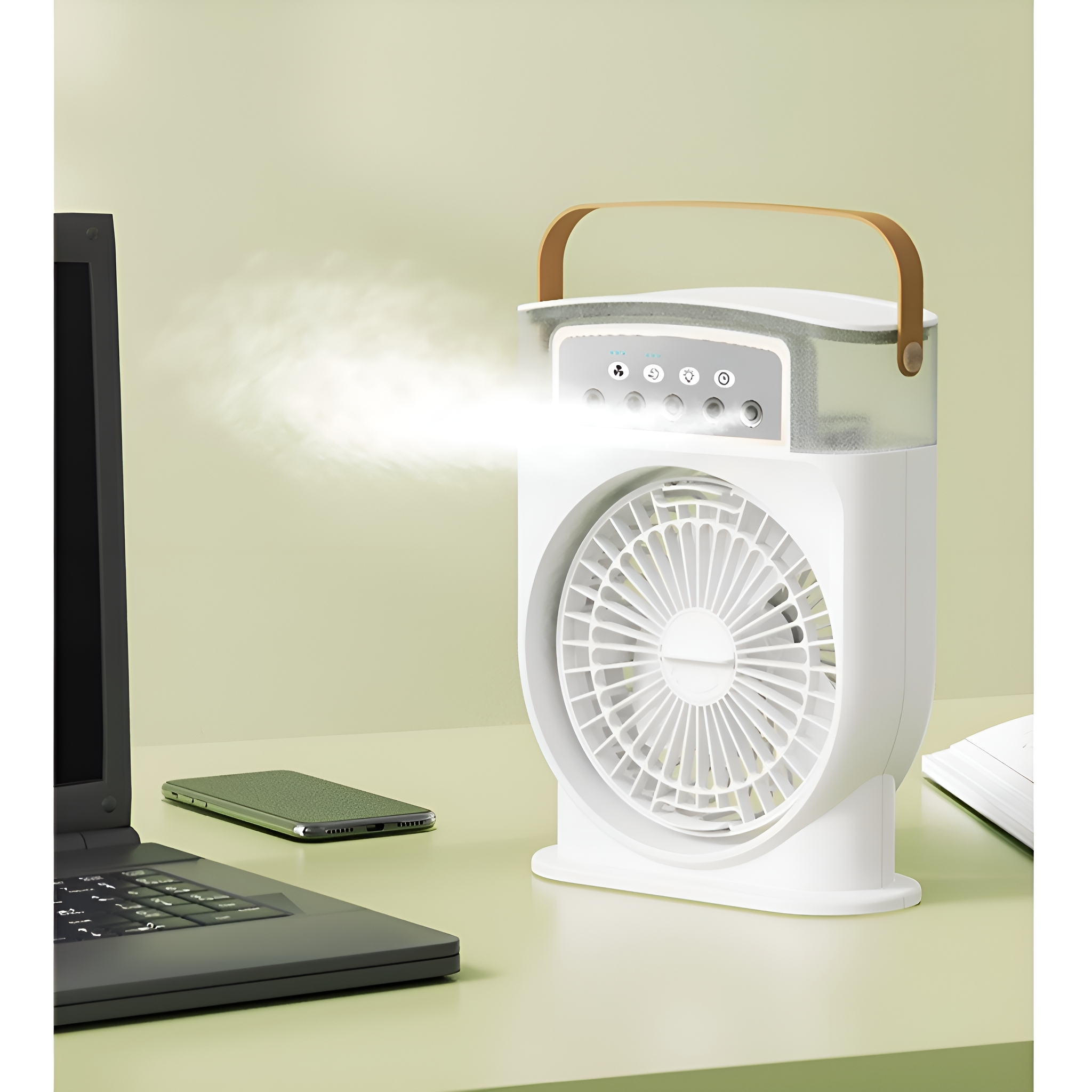 Weißer Schreibtischventilator mit Griff, der Luft bläst. Laptop und Telefon auf grüner Oberfläche.