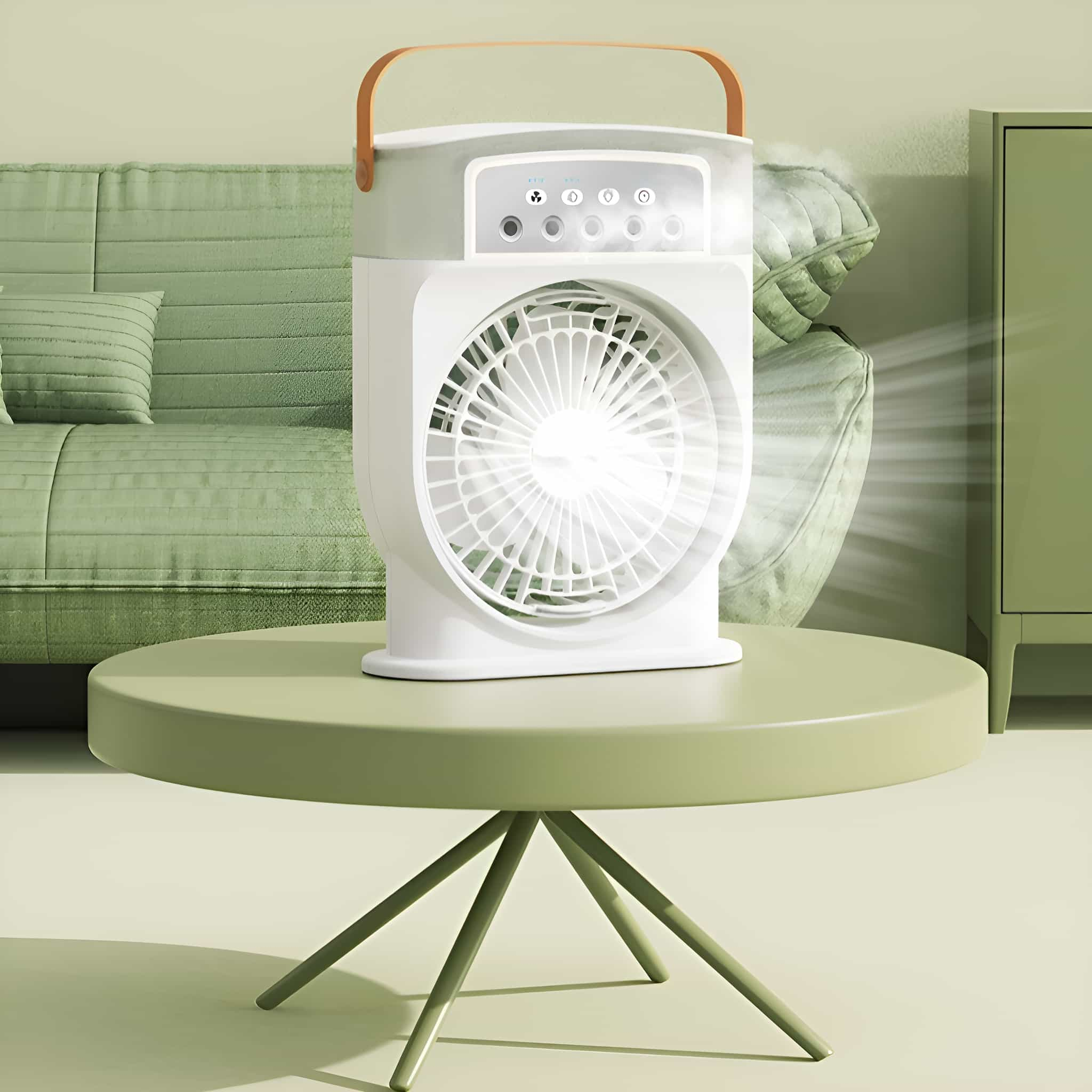 Weiß-grauer tragbarer Ventilator auf einem grünen Tisch. Grünes Sofa im Hintergrund.