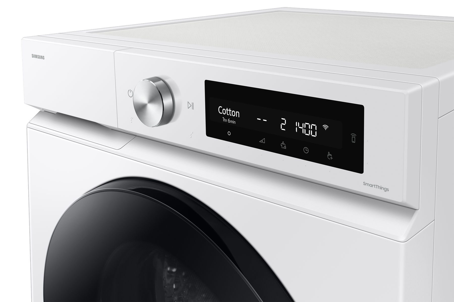 Zbliżenie panelu sterowania białej pralki, wyświetlacz pokazuje ustawienia.