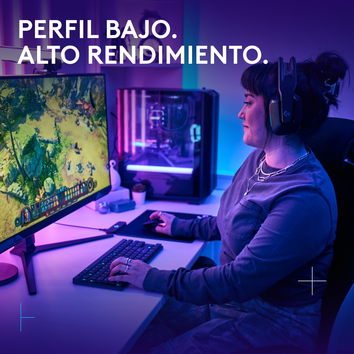 Eine Frau spielt mit Monitor und Tastatur. Der Hintergrund hat Computer und Lichter.